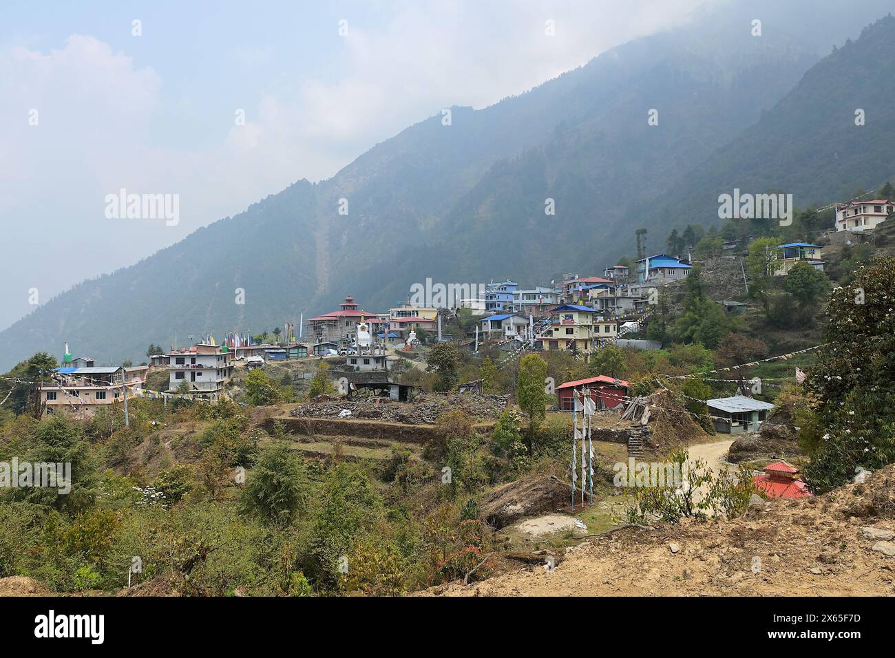Tarkyeghyang, Nepal - 20. April 24: Wiederaufbau des Dorfes Hyolmo, das nach der Zerstörung durch das Erdbeben von 2015 im Gange ist. Stockfoto