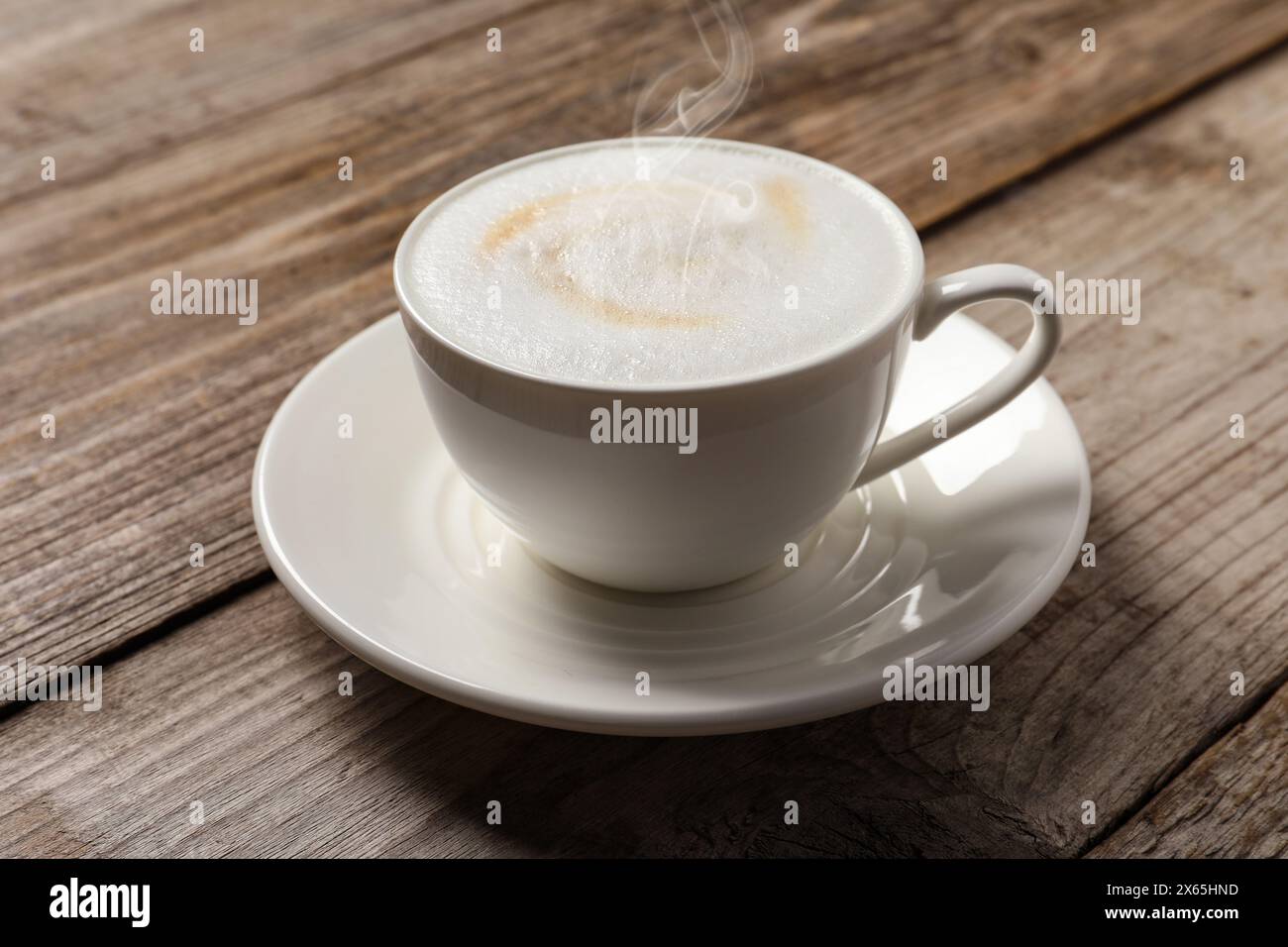 Dampfgaren von Kaffee in einer Tasse auf Holztisch Stockfoto