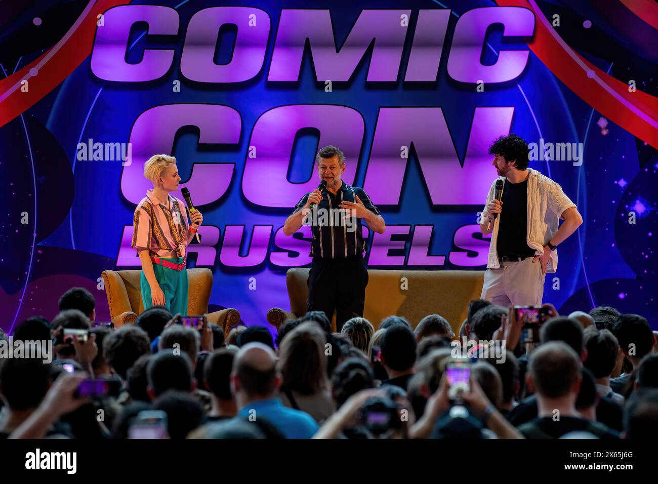 Der Schauspieler Andy Serkis vom Lord of the Rings, Star Wars Andor und Planet der Affen spricht während eines Q and A auf der Comic Con Brussels 2024. Cosplay-Enthusiasten und Fans von Fantasy und Sci-fi wurden auf der Comic Con Brussels 2024 mit einer spektakulären Präsentation von Talent und Nostalgie verwöhnt. Die Veranstaltung begrüßte angesehene Schauspieler von beliebten Franchises, darunter Dominic Monaghan, Billy Boyd und Andy Serkis von Lord of the Rings, Deep Roy und Noah Hathaway von The Never Ending Story und Edward Furlong von Terminator 2. Inmitten der Begeisterung zeigten die Teilnehmer ihre Kreativität durch ausgeklügelte Co Stockfoto