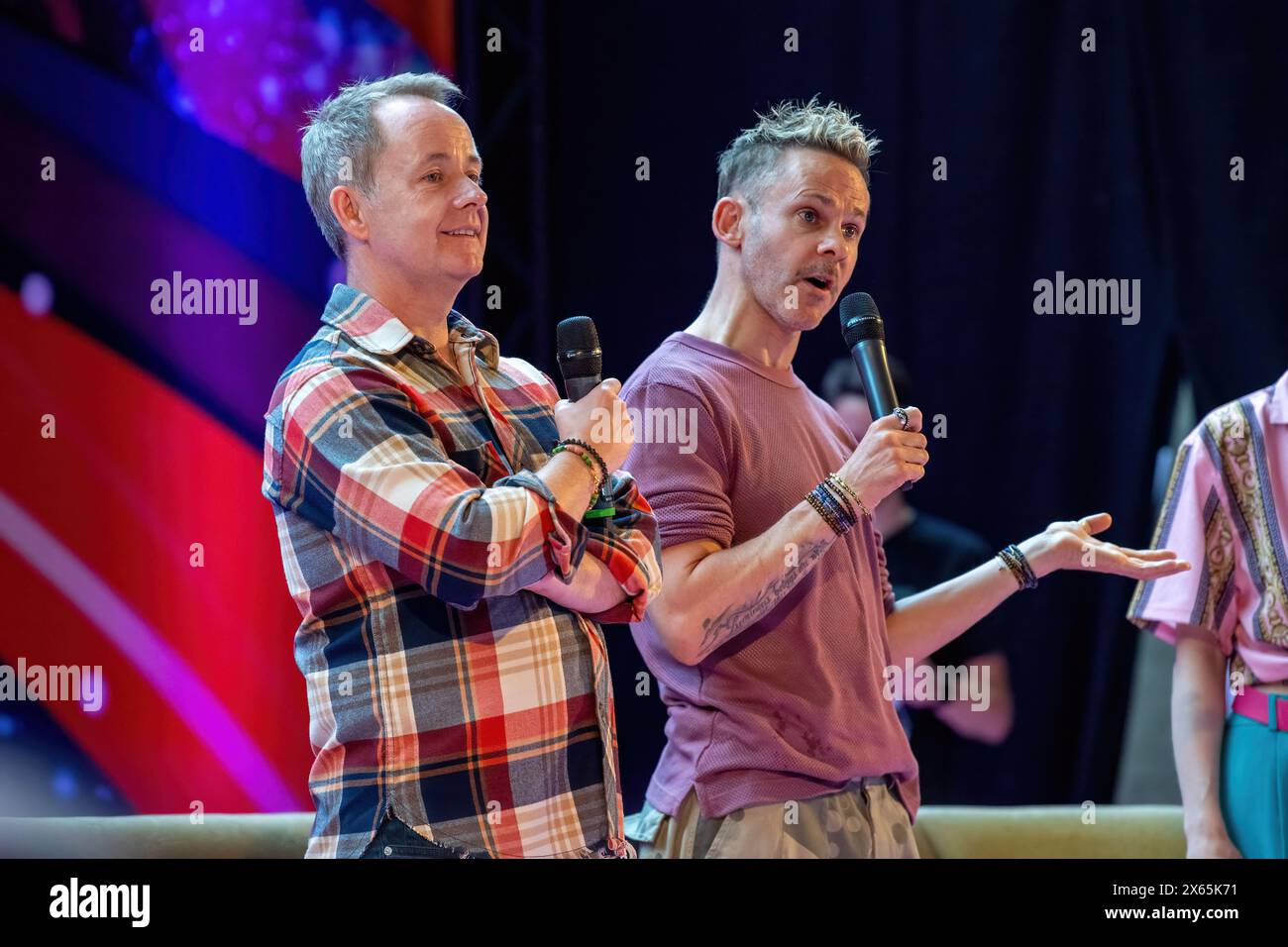 Die Schauspieler Dominic Monaghan und Billy Boyd vom Lord of the Rings sprechen während eines Q and A auf der Comic Con Brussels 2024. Cosplay-Enthusiasten und Fans von Fantasy und Sci-fi wurden auf der Comic Con Brussels 2024 mit einer spektakulären Präsentation von Talent und Nostalgie verwöhnt. Die Veranstaltung begrüßte angesehene Schauspieler von beliebten Franchises, darunter Dominic Monaghan, Billy Boyd und Andy Serkis von Lord of the Rings, Deep Roy und Noah Hathaway von The Never Ending Story und Edward Furlong von Terminator 2. Inmitten der Aufregung zeigten die Teilnehmer ihre Kreativität in ausgeklügelten Kostümen und huldigten ihnen Stockfoto