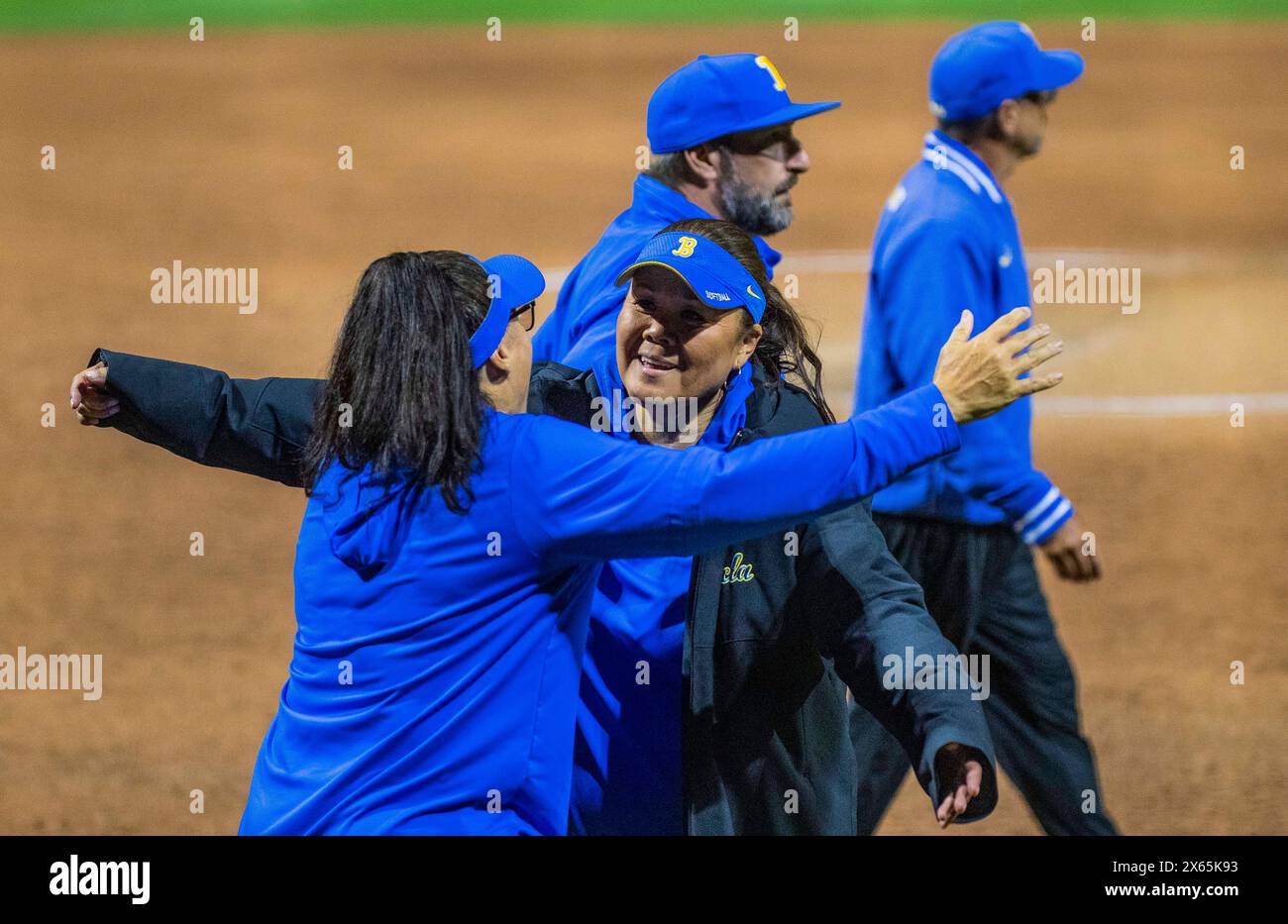 11. Mai 2024 Palo Alto CA U.S.A. Head Coach Kelly Inouye-Perez und Associate Head Coach Lisa Fernandez feiern einen Sieg über Utah nach der NCAA Pac 12 Softball Tournament Championship zwischen UCLA Bruins und den Utah Utes. UCLA besiegte Utah 2-1 im Boyd & Jill Smith Family Stadium Palo Alto Kalifornien Thurman James/CSM Stockfoto