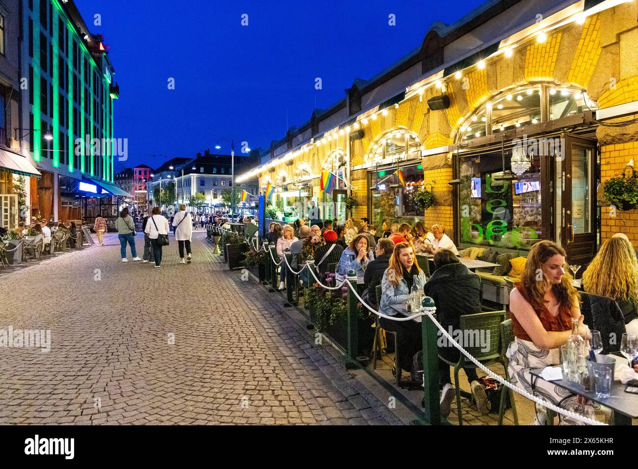 Die Leute essen im Freien vor der Stora Saluhallen Markthalle in Göteborg, Schweden Stockfoto