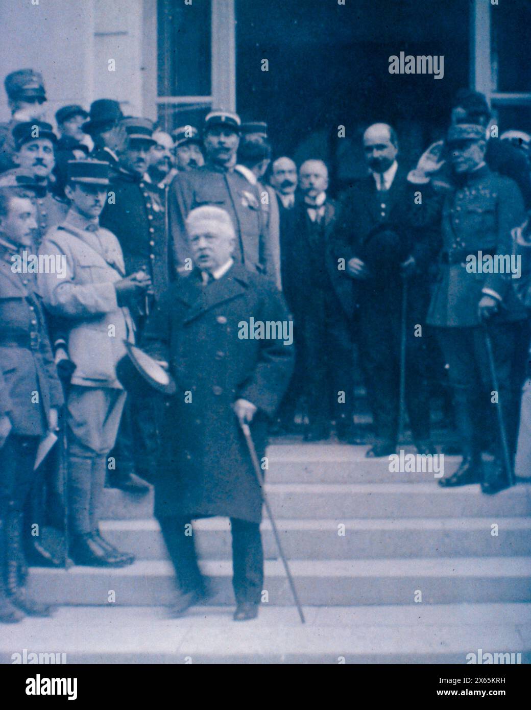 Der italienische Premier Vittorio Orlando verlässt das Trianon Palace Hotel, Paris, Frankreich 1919 Stockfoto