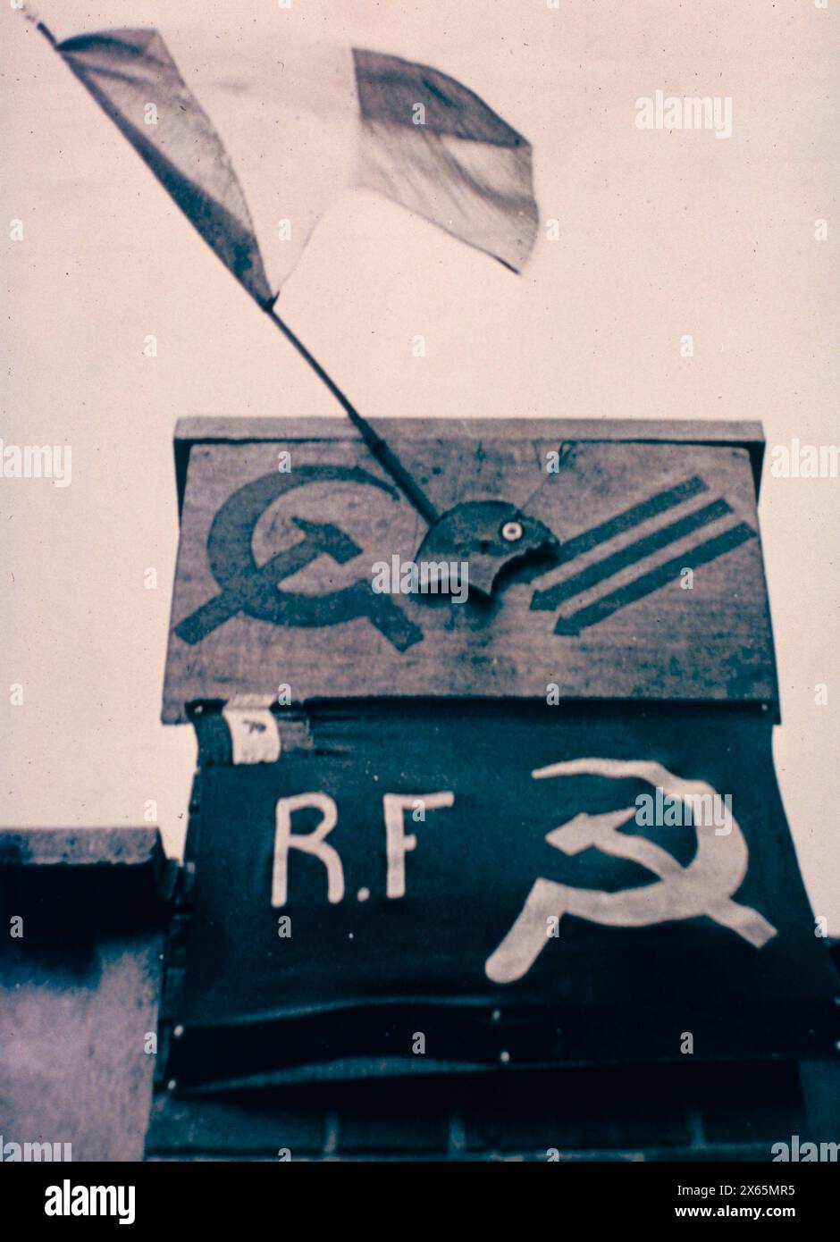 Der Hammer und die Sichel der kommunistischen Partei und die drei Pfeile der sozialistischen Partei als Symbole der Einheit der Volksfront, Frankreich 1936 Stockfoto