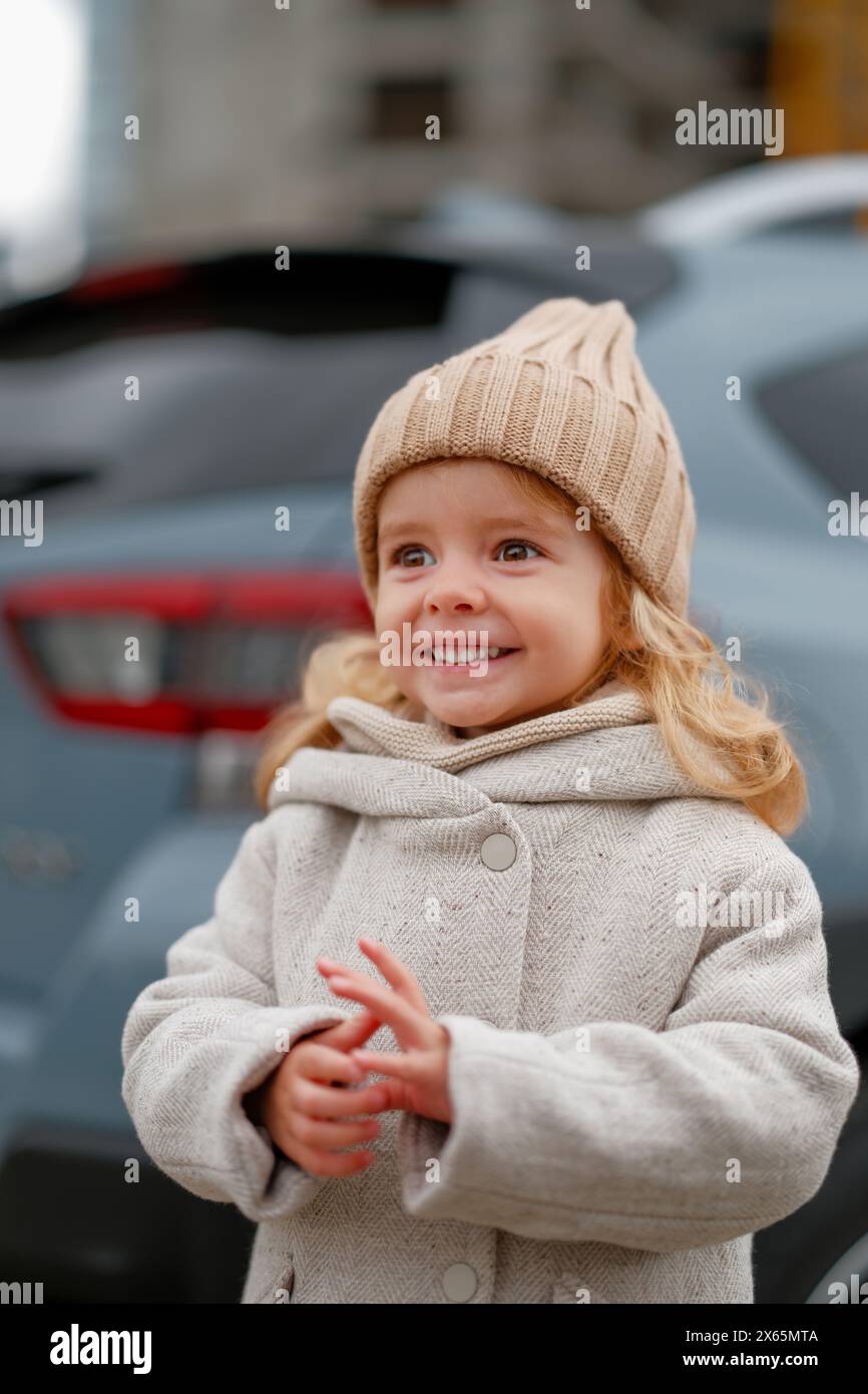 Glückliches kleines Mädchen, das lächelt Stockfoto
