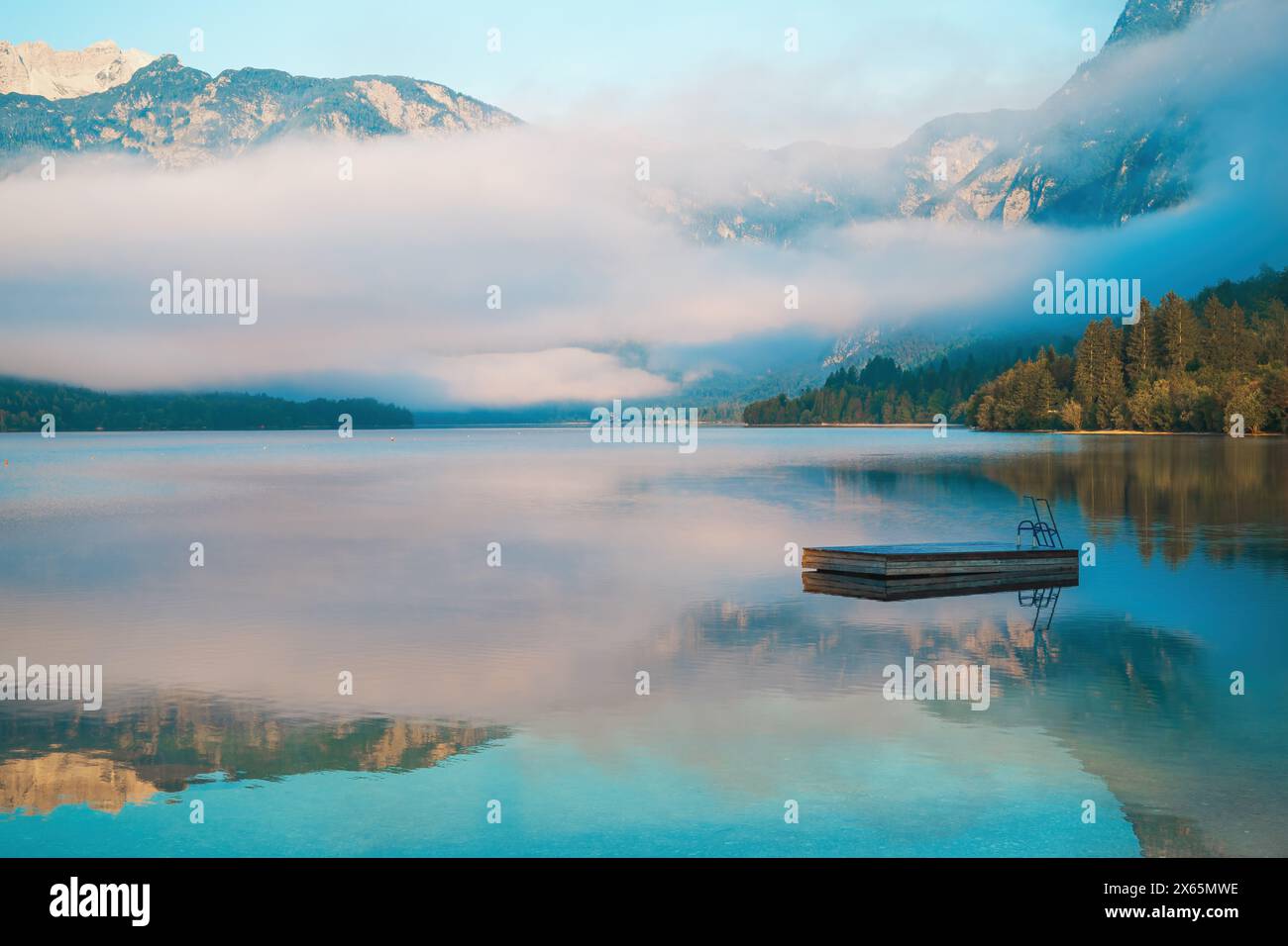 Kleiner schwimmender Pier auf der Oberfläche des Bohinj-Sees am Sommermorgen, selektiver Fokus Stockfoto