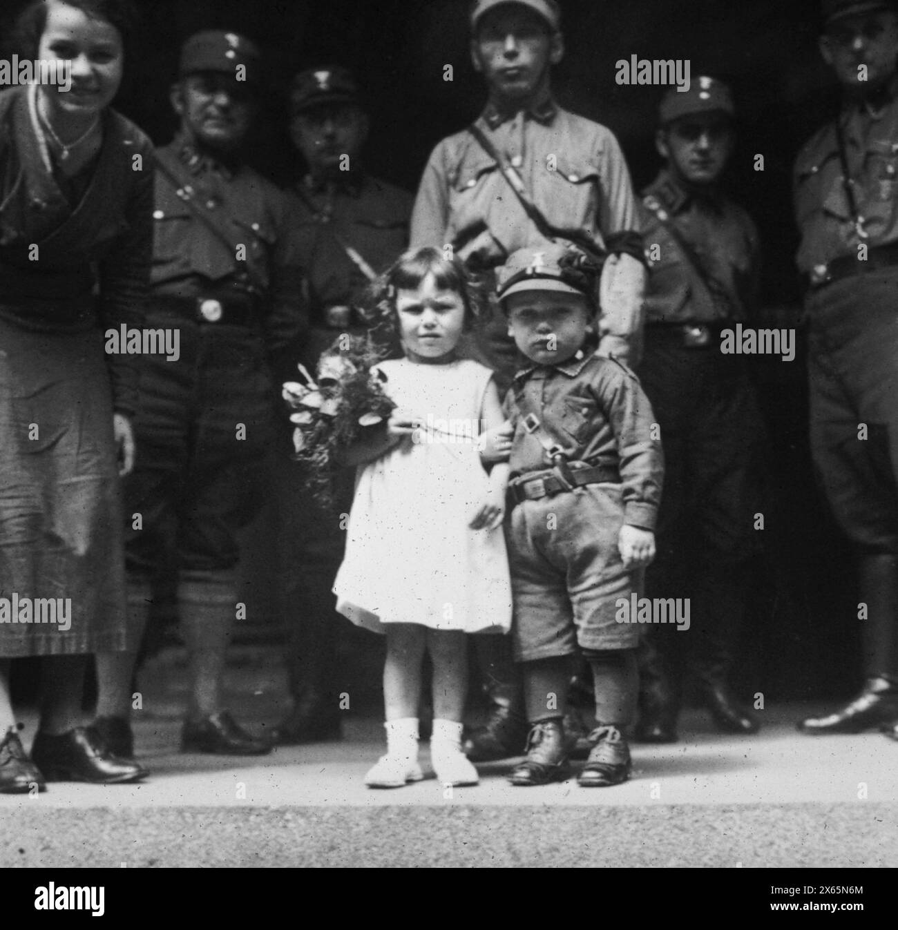 Deutsches Kind mit der Uniform des Sturmtrupps, Deutschland 1930er Jahre Stockfoto