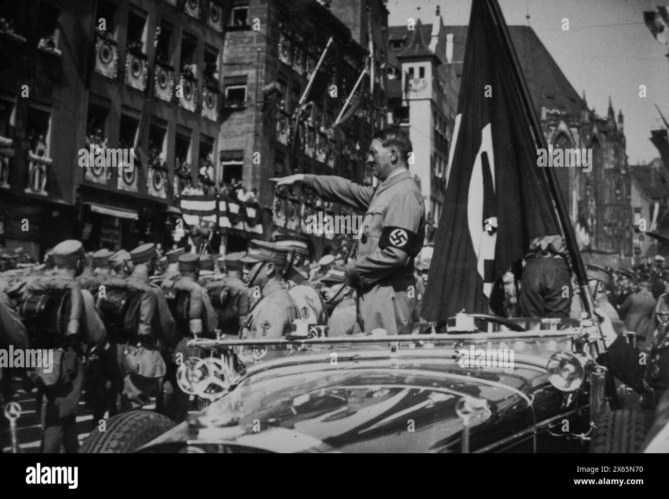 Der deutsche Diktator Adolph Hitler kommt zu einem Treffen der NSDAP in Nürnberg, Deutschland 1930er Jahre Stockfoto