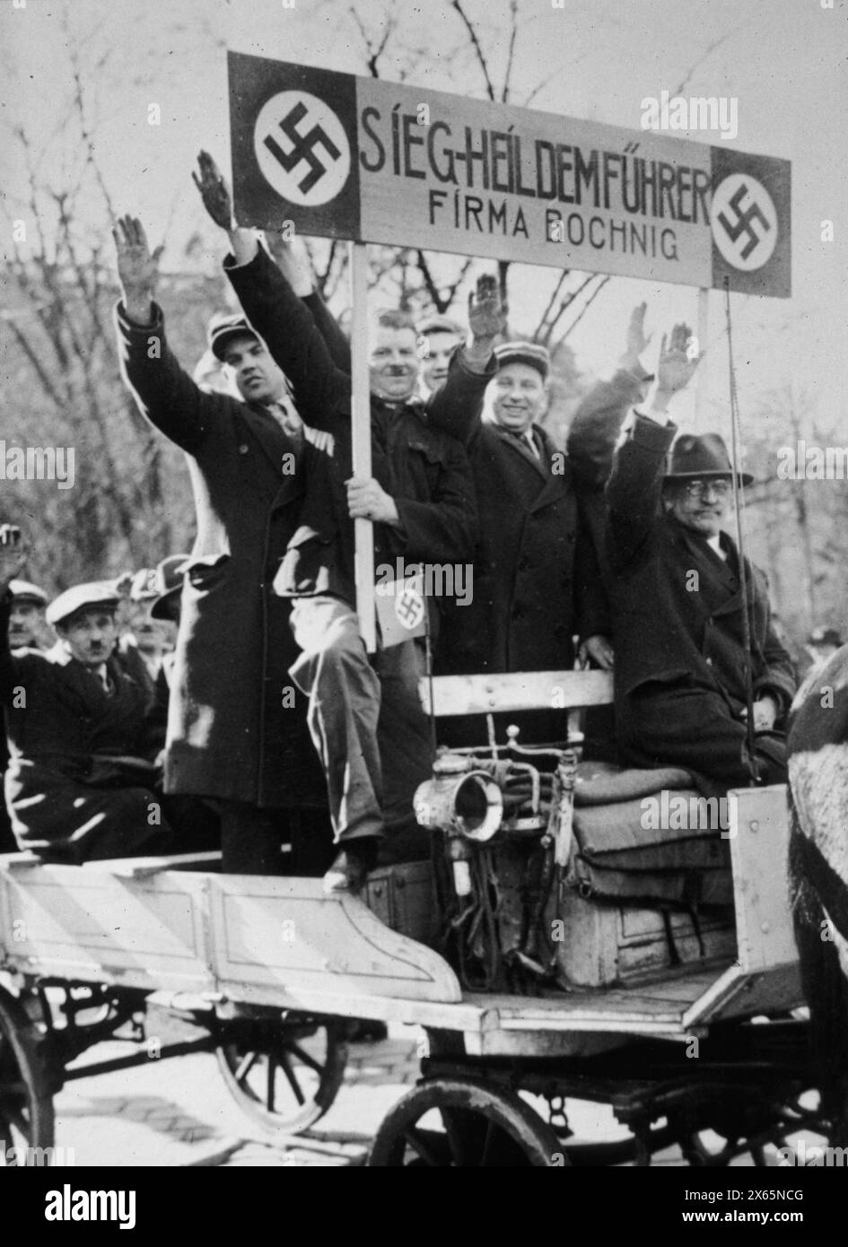 Österreichische Nazis begrüßen Hitler mit einem Schild, Österreich 1938 Stockfoto
