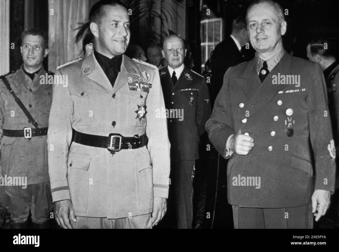 Der italienische Außenminister Galeazzo Ciano und der deutsche Außenminister von Ribbentrop nach der Unterzeichnung des Dreiparteienpakts Berlin 1940 Stockfoto