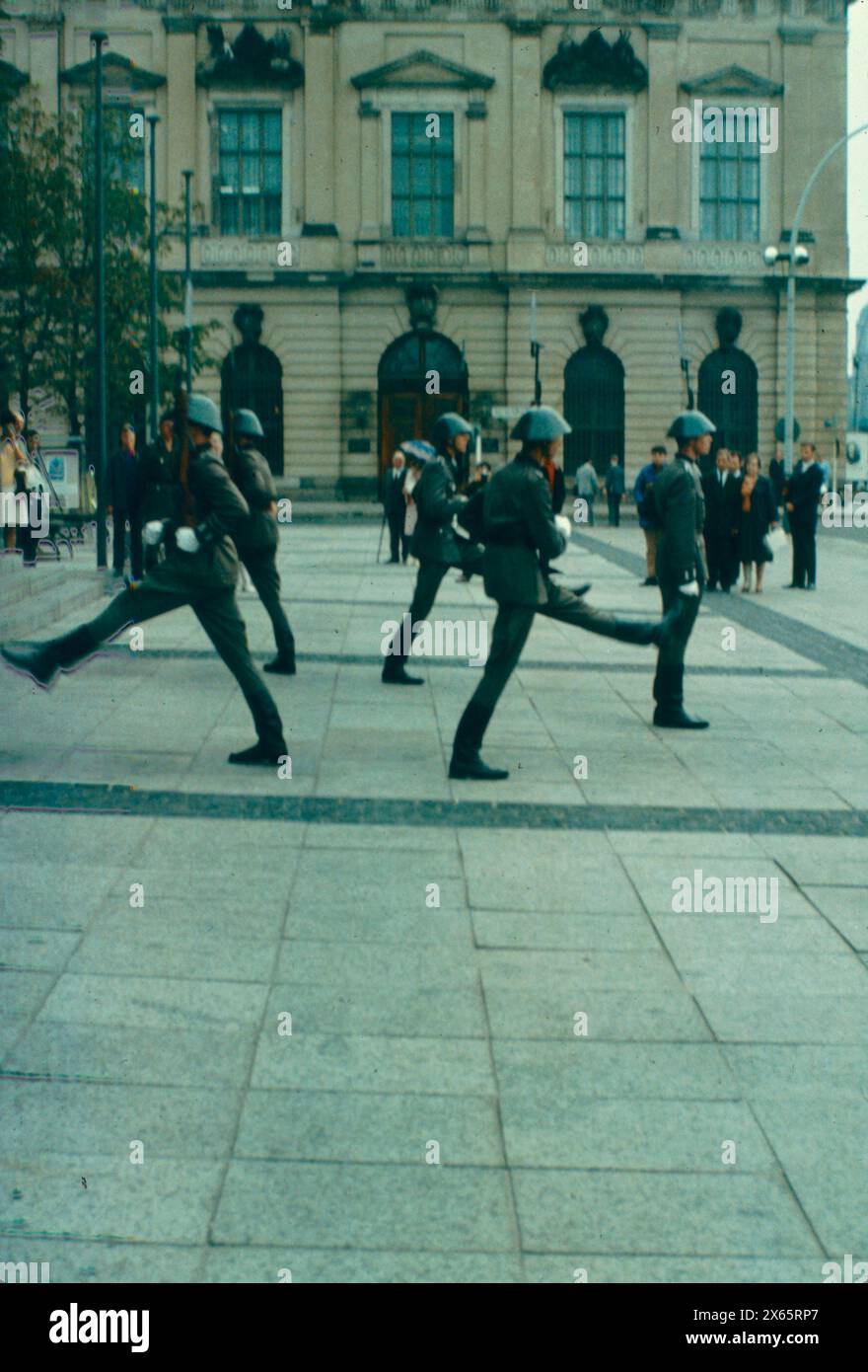 Wachen der Deutschen Demokratischen Republik in Ost-Berlin, Deutschland 1960er Jahre Stockfoto