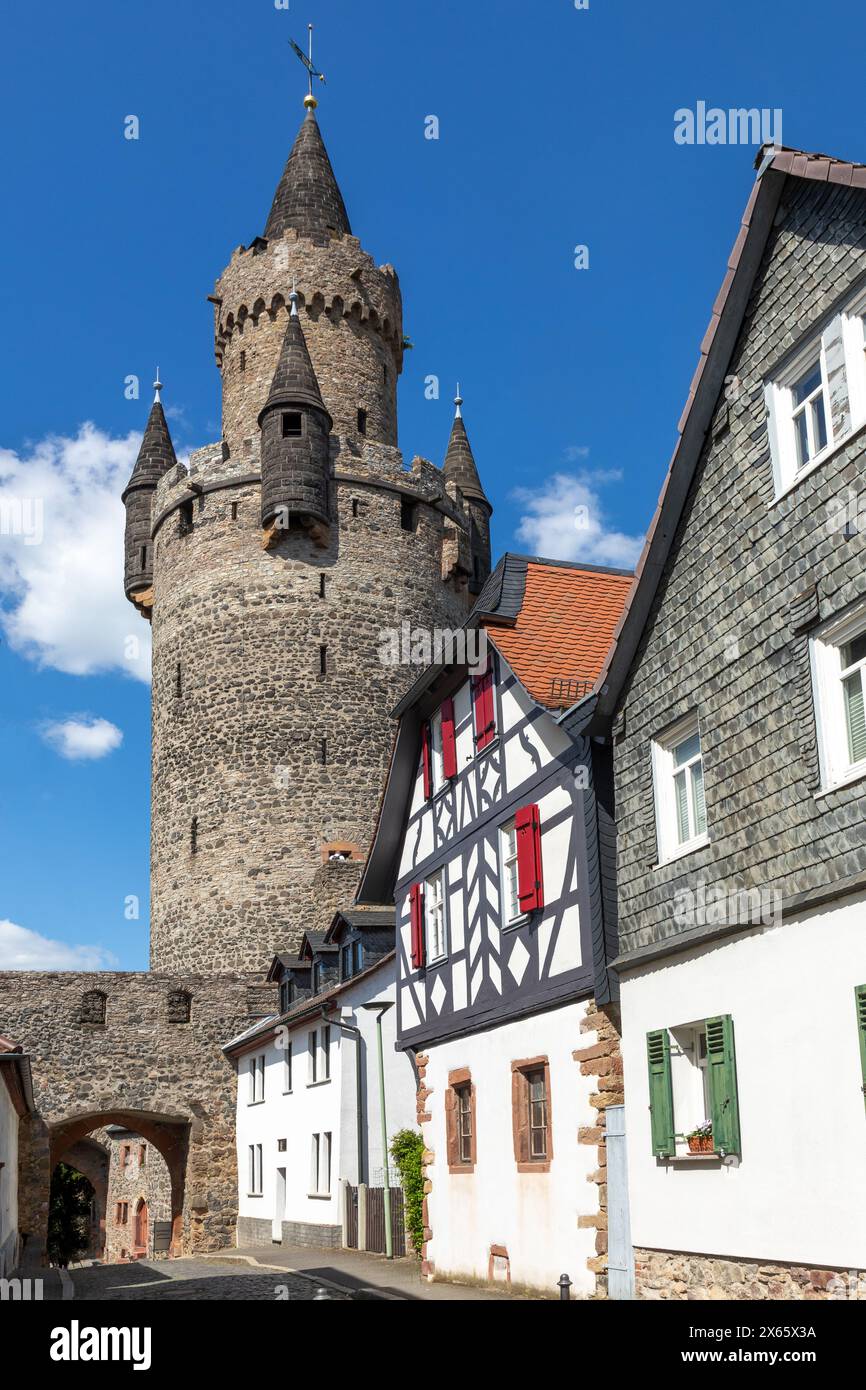 Friedbergs Wahrzeichen, der Adolfturm, ist mit fast 60 m Höhe einer der höchsten Donjen Deutschlands und das älteste erhaltene mittelalterliche Bauwerk von F Stockfoto