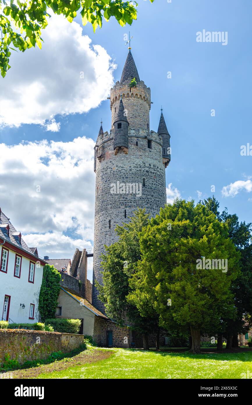 Friedbergs Wahrzeichen, der Adolfturm, ist mit fast 60 m Höhe einer der höchsten Donjen Deutschlands und das älteste erhaltene mittelalterliche Bauwerk von F Stockfoto
