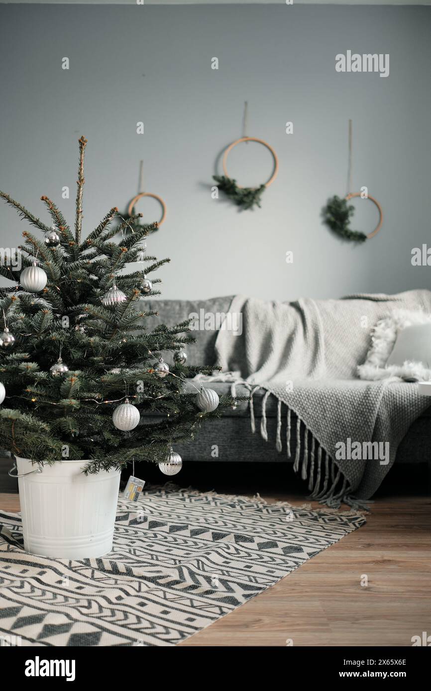 Ein Weihnachtsbaum in einem gemütlichen Zimmer Stockfoto