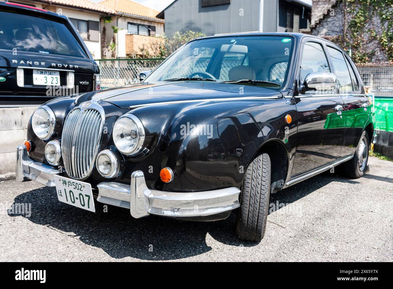 Vorderansicht eines schwarzen Mitsuoka-Autos, Viewt-Modell, parkt in der Sonne an der Straße in Shukugawa, Nishinomiya, Japan. Stockfoto