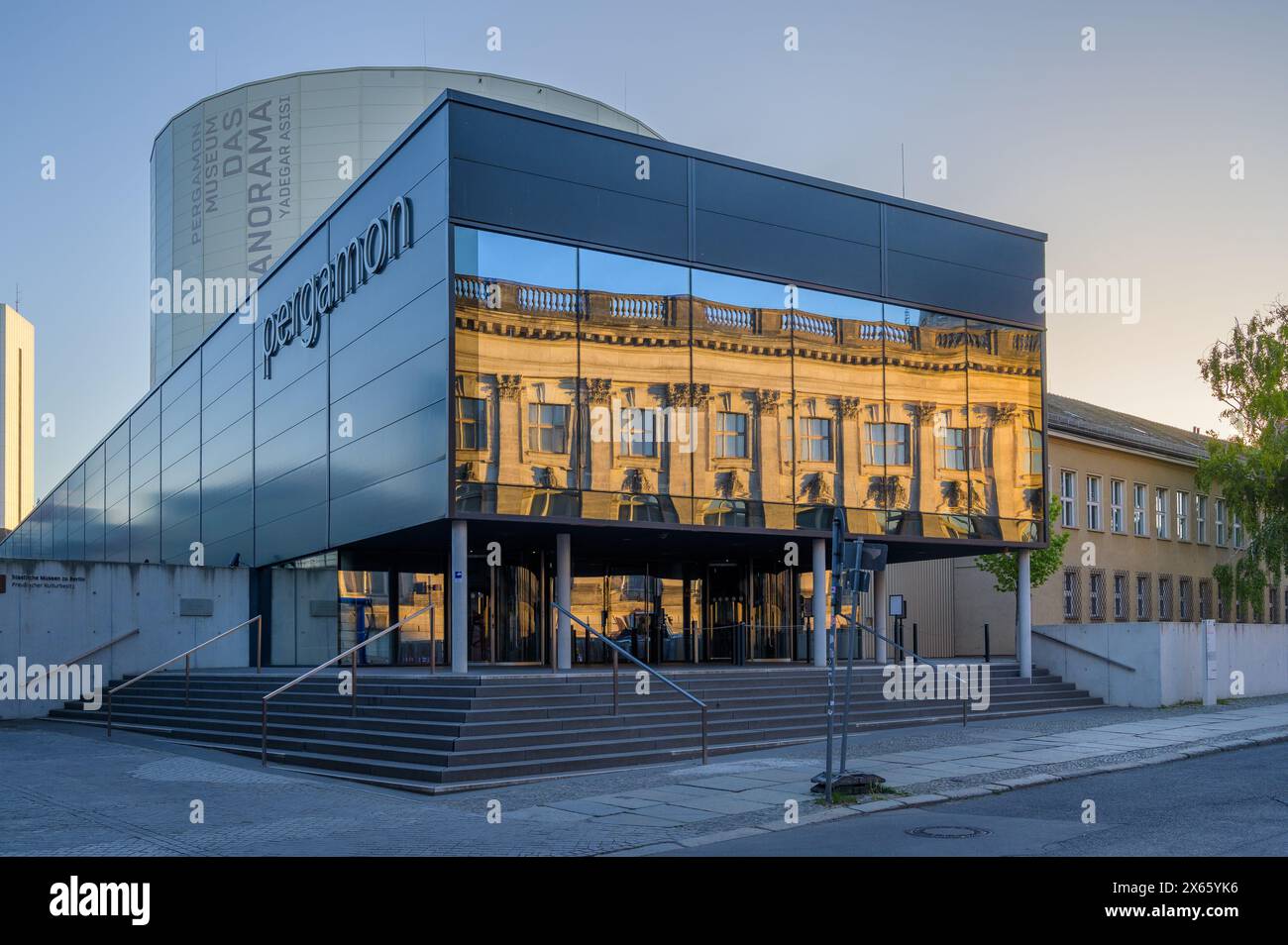Berlin, Deutschland - 12. Mai 2024: Abendblick auf das Pergamonpanorama Museum Stockfoto
