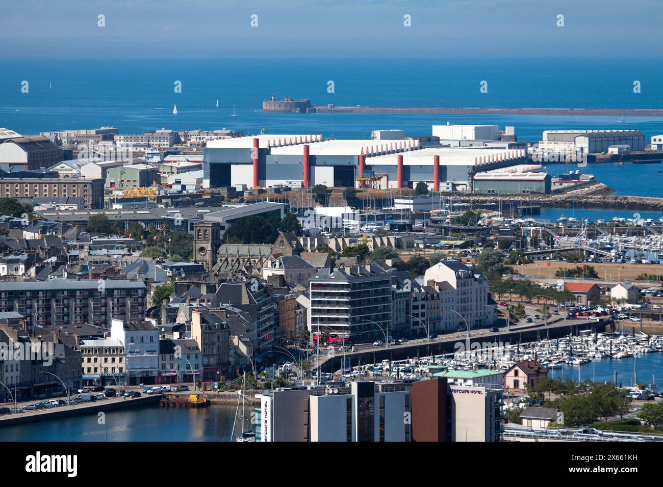 Cherbourg-en-Cotentin, Frankreich - 06. August 2020: Aus der Vogelperspektive auf das Stadtzentrum mit der Basilika Sainte-Trinité und dem Westfort. Stockfoto