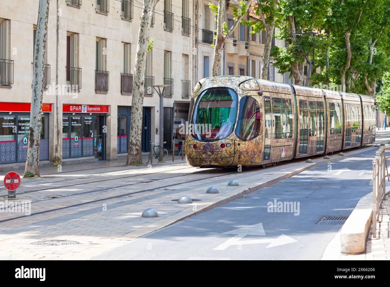 Montpellier, Frankreich - 09. Juni 2018: Straßenbahn der Linie 4b, die die Altstadt verdient. Stockfoto