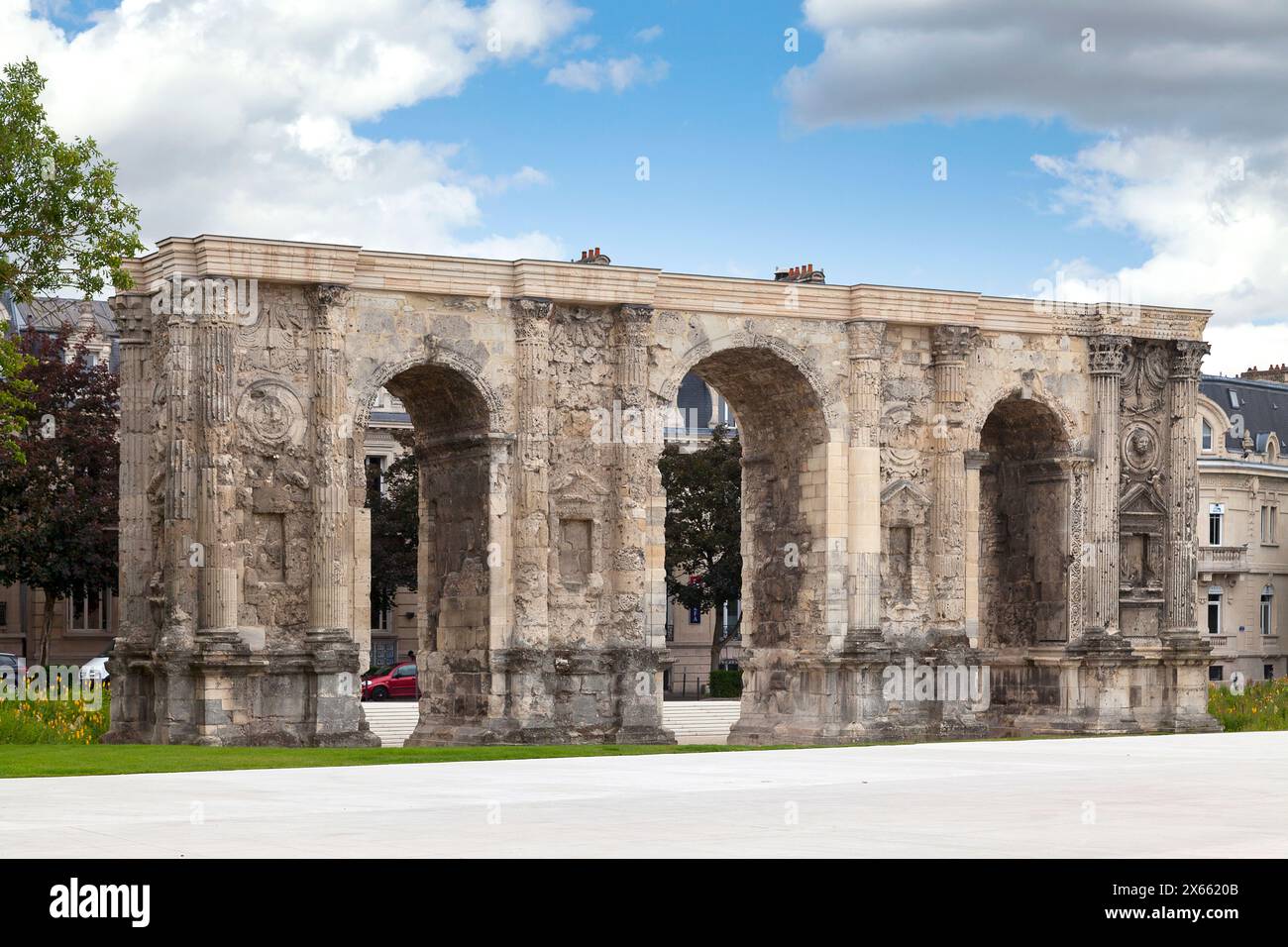 Reims – 9. Juni 2020: Das Marstor (französisch La Porte de Mars) ist ein römisches Denkmal aus dem 3. Jahrhundert in Reims. Er hat seinen Namen von der proximi Stockfoto