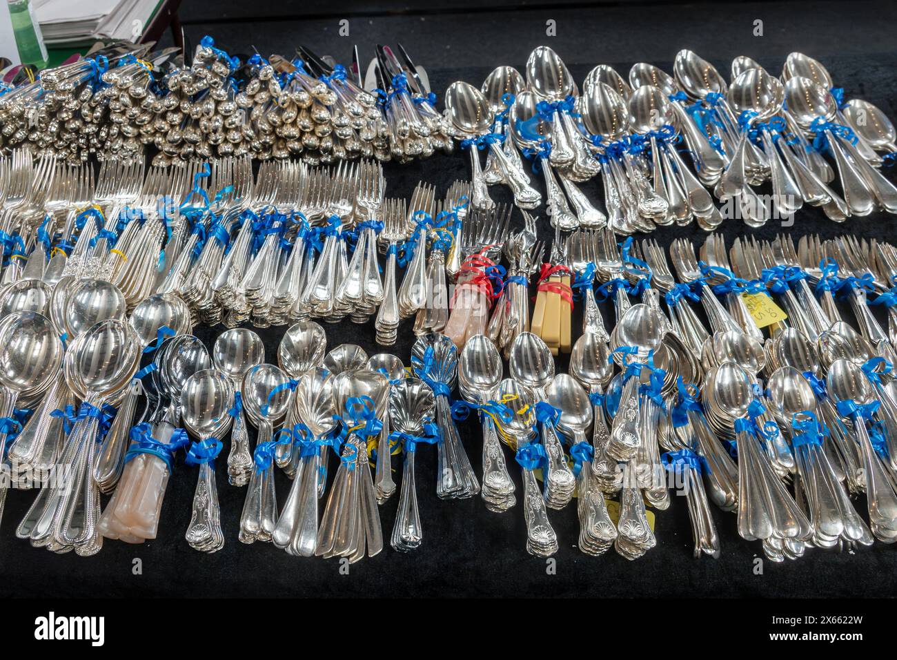 Silberbesteck Sets Messer Gabeln und Löffel werden auf einem Tisch auf einem Flohmarkt oder auf einer Messe für Sammlerstücke und Antiquitäten, Großbritannien, zum Verkauf angeboten Stockfoto