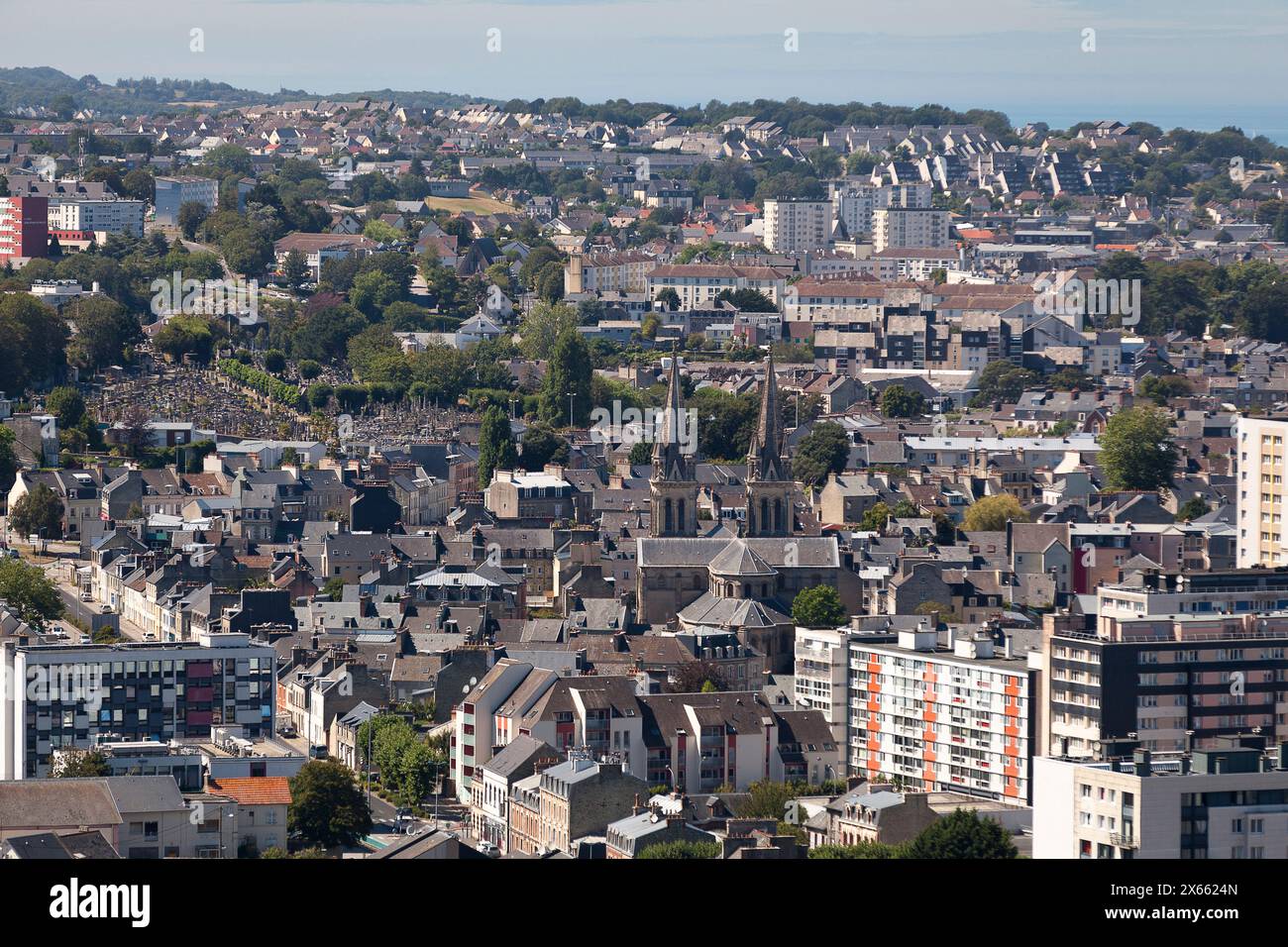Luftaufnahme der Kirche Notre-Dame-du-Vœu in Cherbourg, heute Teil von Cherbourg-en-Cotentin. Stockfoto