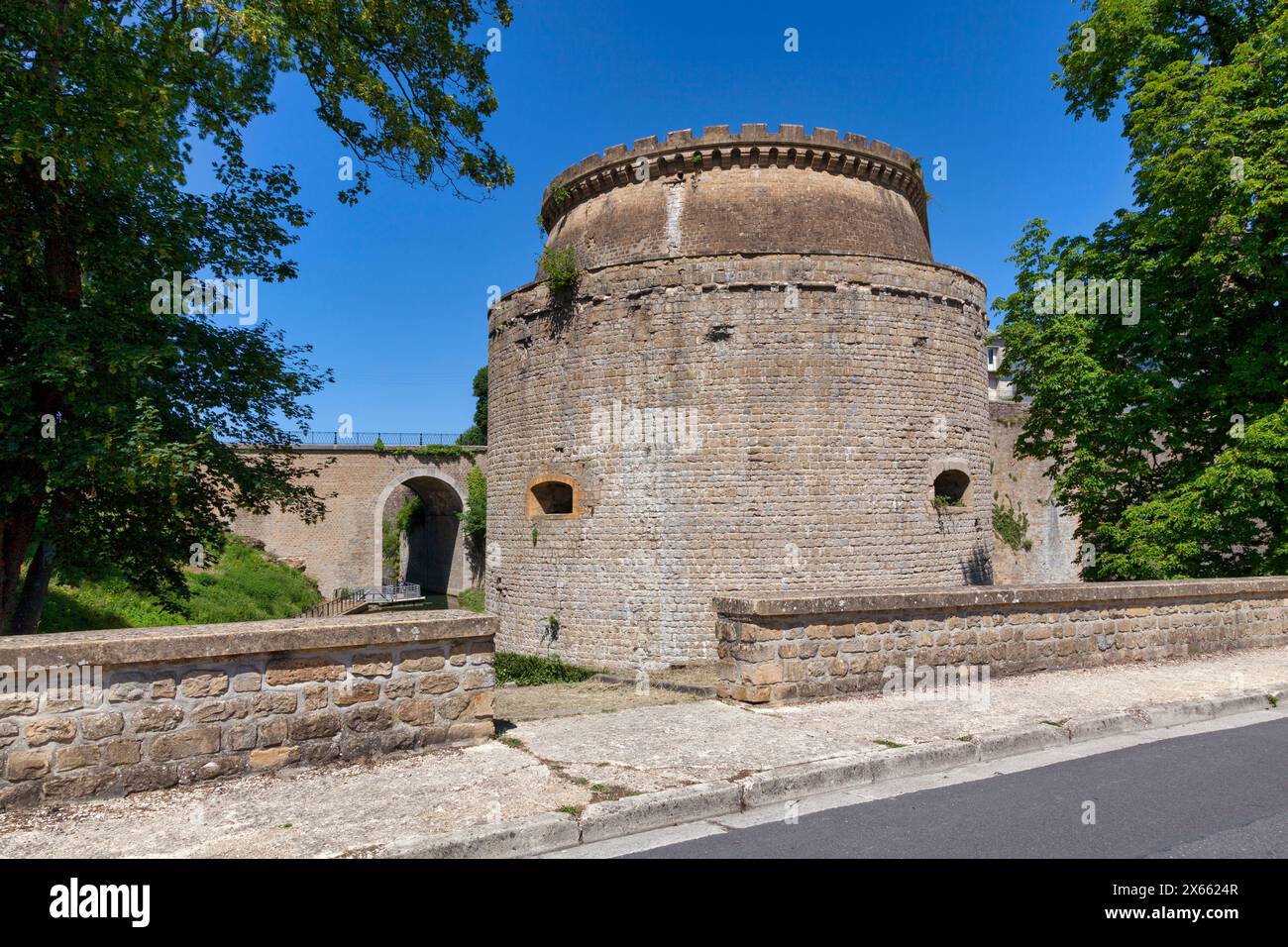 Der Königsturm ist ein Gebäudeteil der Stadtmauer von Charleville-Mézières (eine befestigte Mauer, die die Altstadt umgibt), die sich in der französischen Stadt befindet Stockfoto