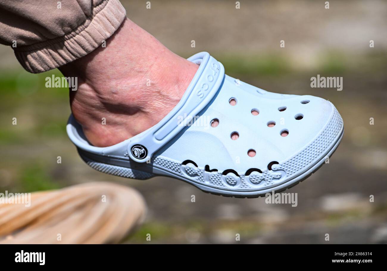 Frau mit blassblauen Crocs Sommerschuhen Stockfoto