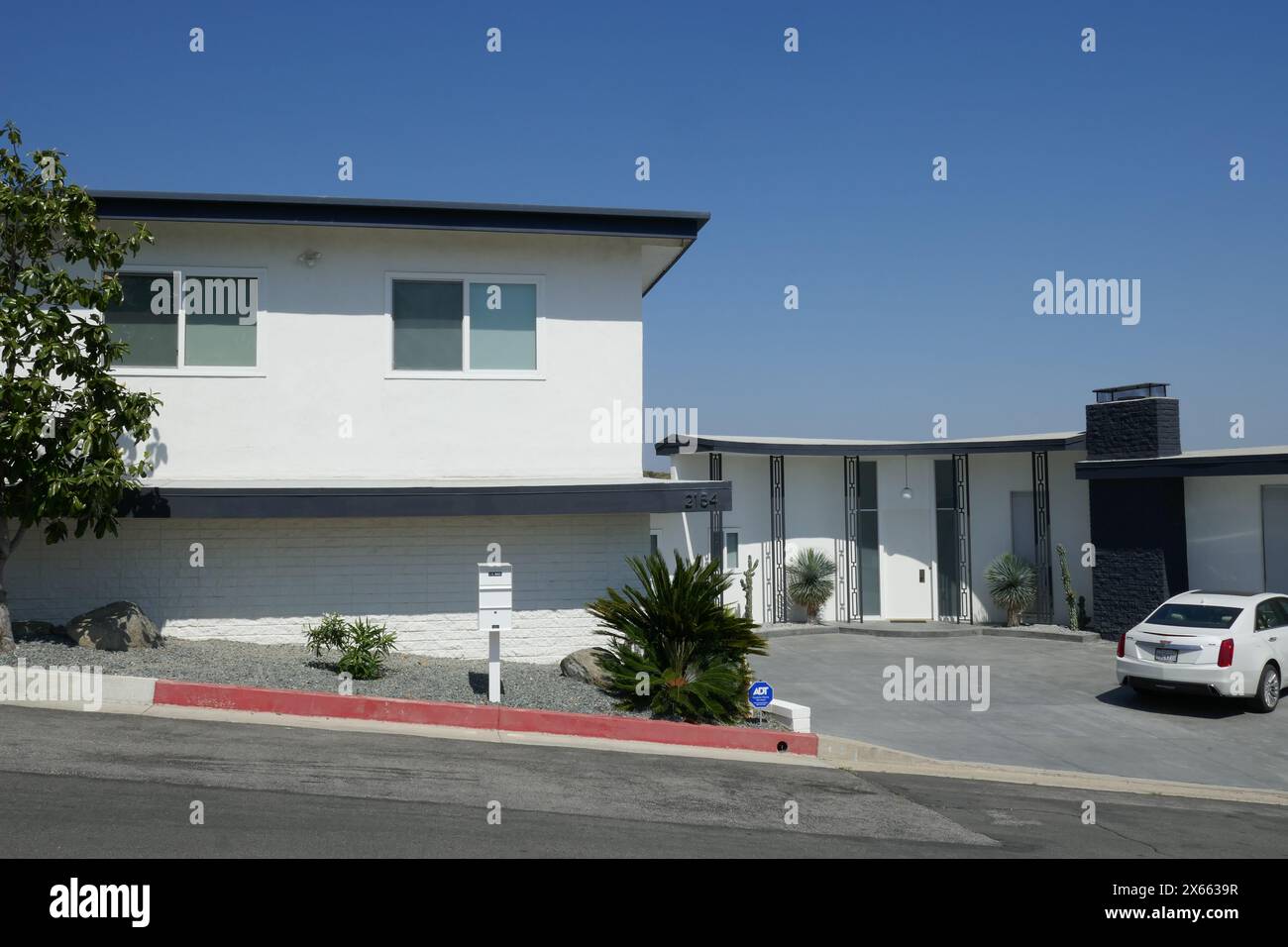 Los Angeles, Kalifornien, USA 12. Mai 2024 Singer Ray Conniff ehemaliges Haus am 2154 Hercules Drive in Mount Olympus am 12. Mai 2024 in Los Angeles, Kalifornien, USA. Foto: Barry King/Alamy Stock Photo Stockfoto