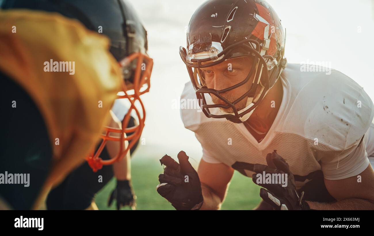 American Football Game Start Teams Ready: Nahaufnahme Porträt von zwei professionellen Spielern, aggressives Face-off. Wettbewerb voller brutaler Energie, Macht, Geschick. Dramatischer Blick. Stockfoto