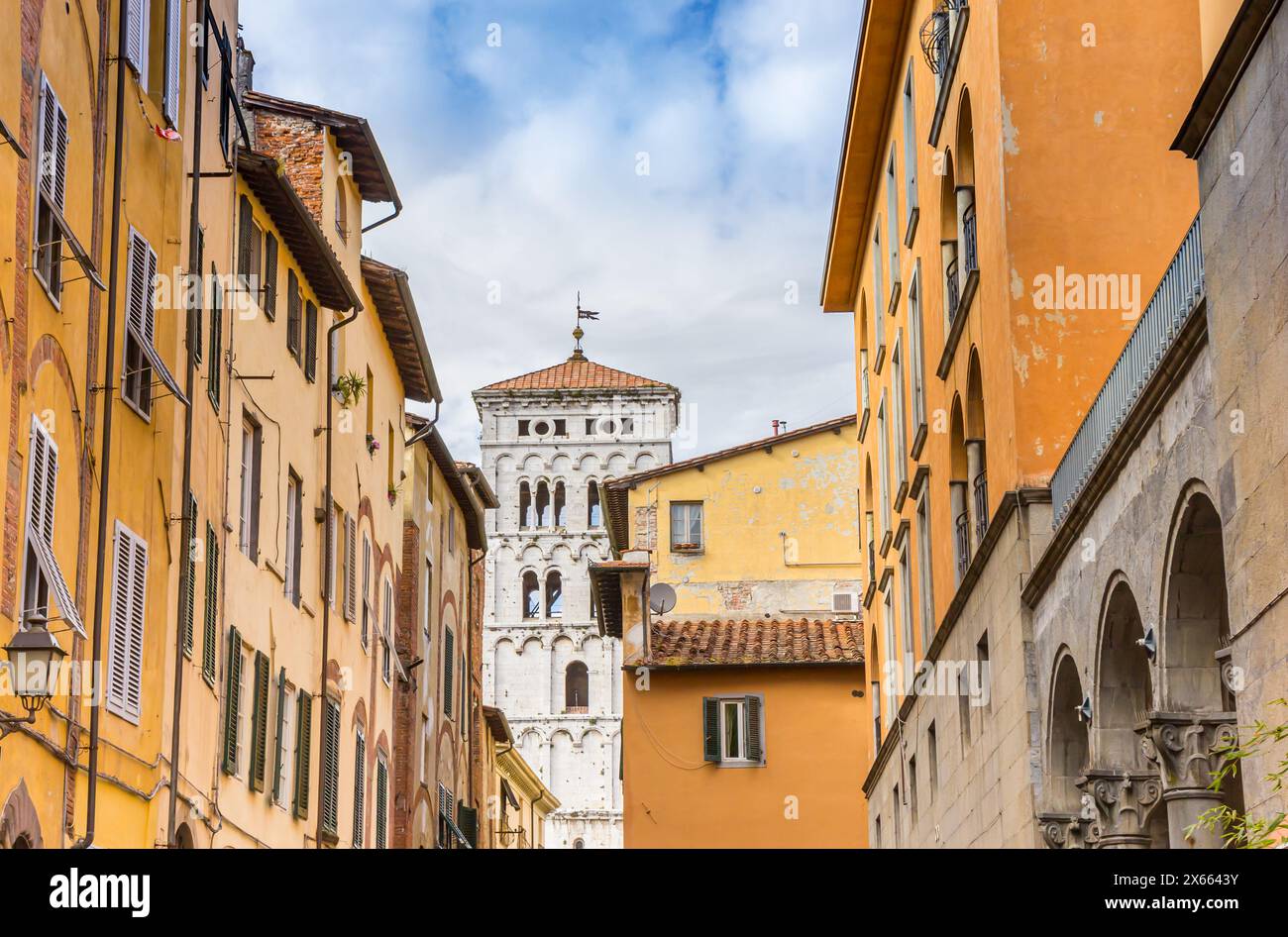 Historische Straße, die zur Kirche San Michele in Lucca, Italien, führt Stockfoto