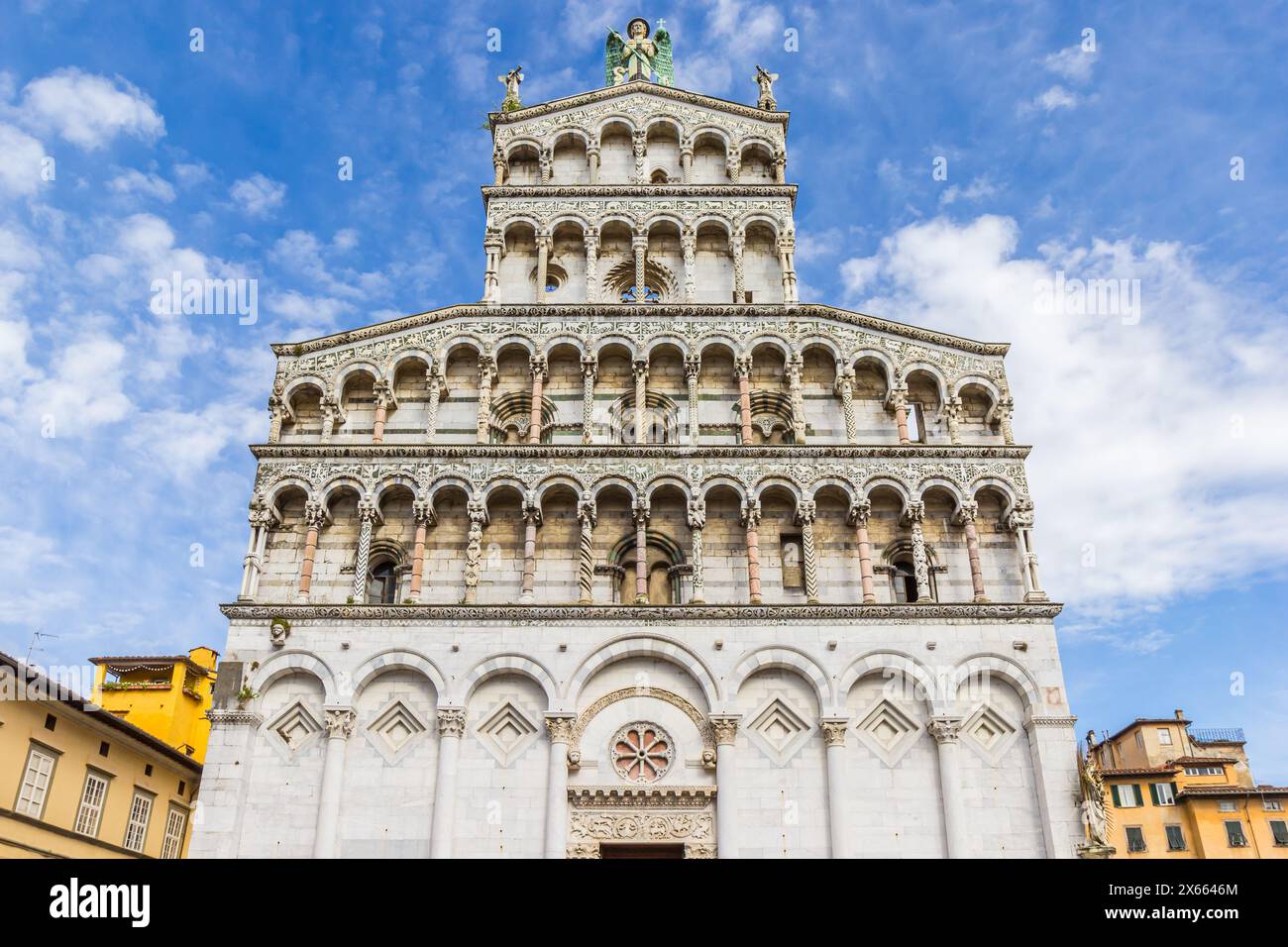 Vorderfassade der historischen Kirche San Michele in Lucca, Italien Stockfoto