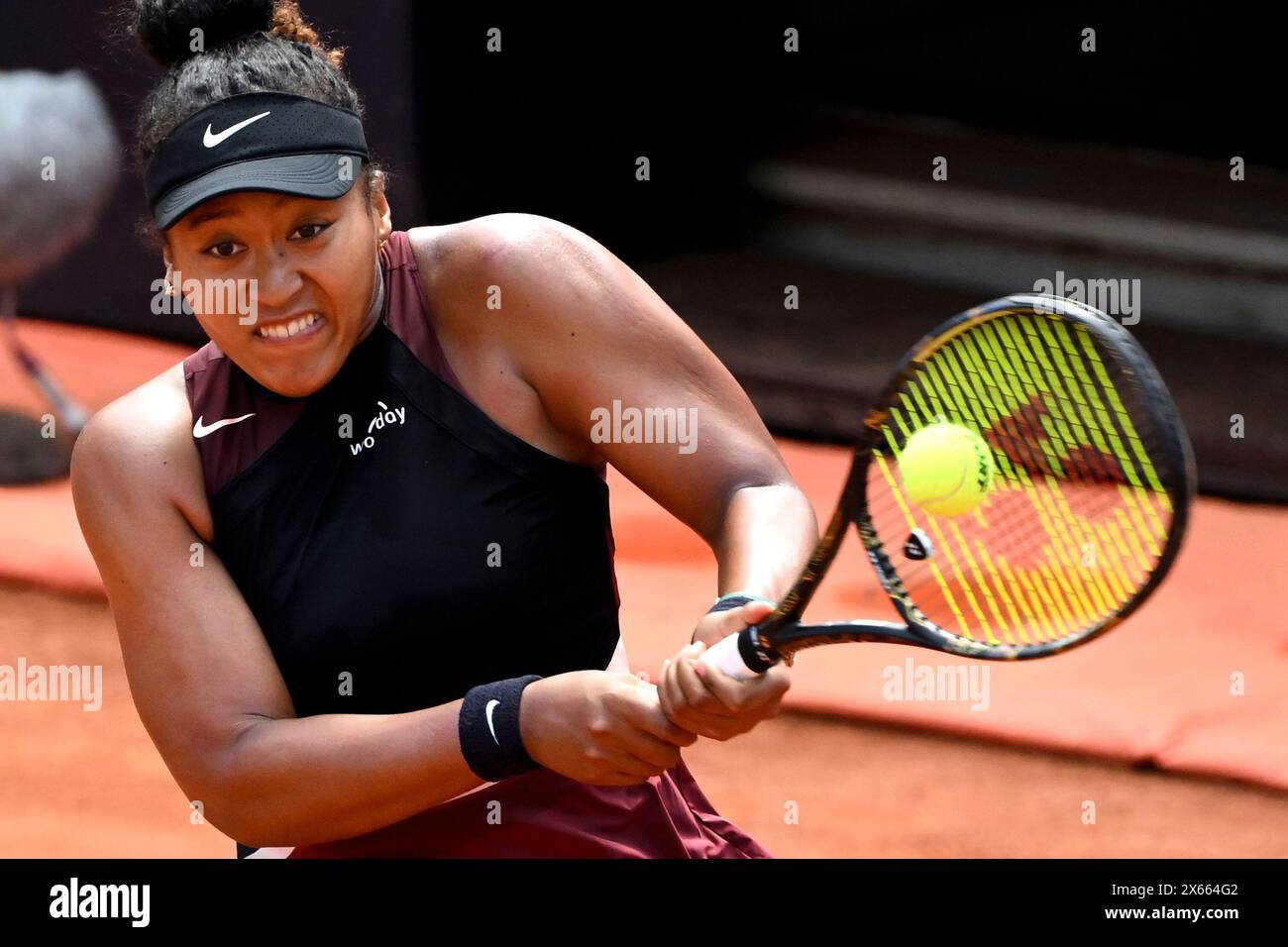 Rom, Italien. Mai 2024. Naomi Osaka aus Japan im Spiel gegen Qinwen Zheng aus China beim Internazionali BNL d’Italia 2024 Tennis Turnier im Foro Italico in Rom, Italien am 13. Mai 2024. Quelle: Insidefoto di andrea staccioli/Alamy Live News Stockfoto