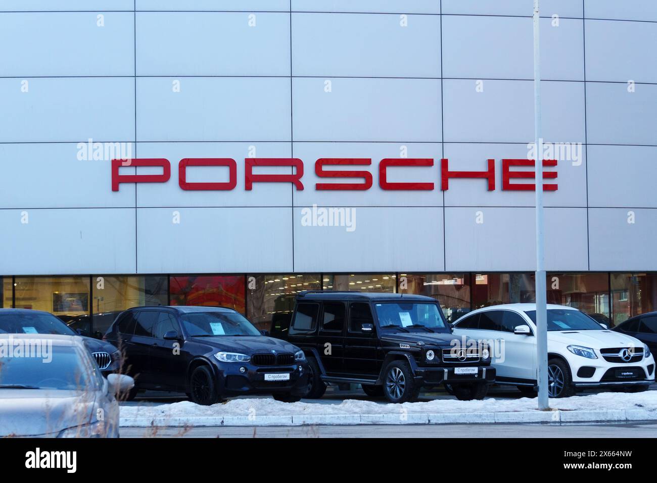Tyumen, Russland, 18. März 2024: Autos parken in Reihen vor einem Porsche-Händler, in denen verschiedene Modelle und Farben zum Verkauf angeboten werden. Stockfoto