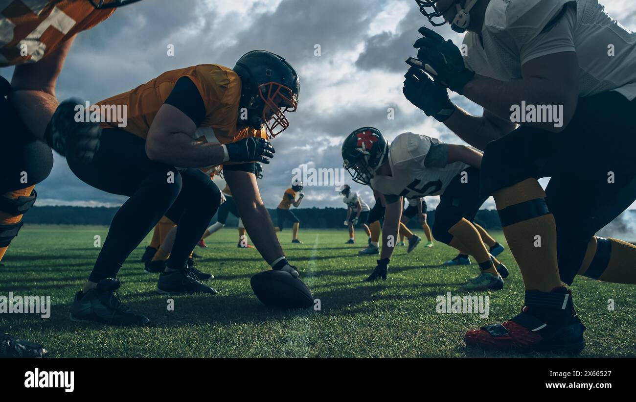 Zwei professionelle American Football-Teams stehen einander gegenüber und sind bereit, das Spiel zu starten. Verteidigung und Offensive bereite dich auf den Kampf um den Ball vor, mit dem Wunsch, Punkte zu sammeln und das Tor und den Sieg zu gewinnen. Stockfoto