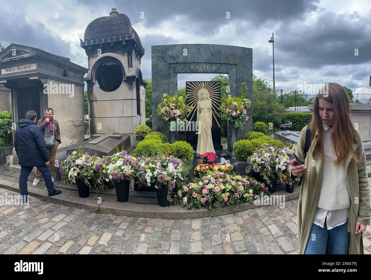 FRANKREICH. PARIS (75) 18. ARRONDISSEMENT. CIMETIERE DE MONTMARTRE. DALIDAS GRAB. ORLANDO, IHR BRUDER UND PRODUZENT, BEAUFTRAGTE DEN KÜNSTLER ALSAN MIT SC Stockfoto