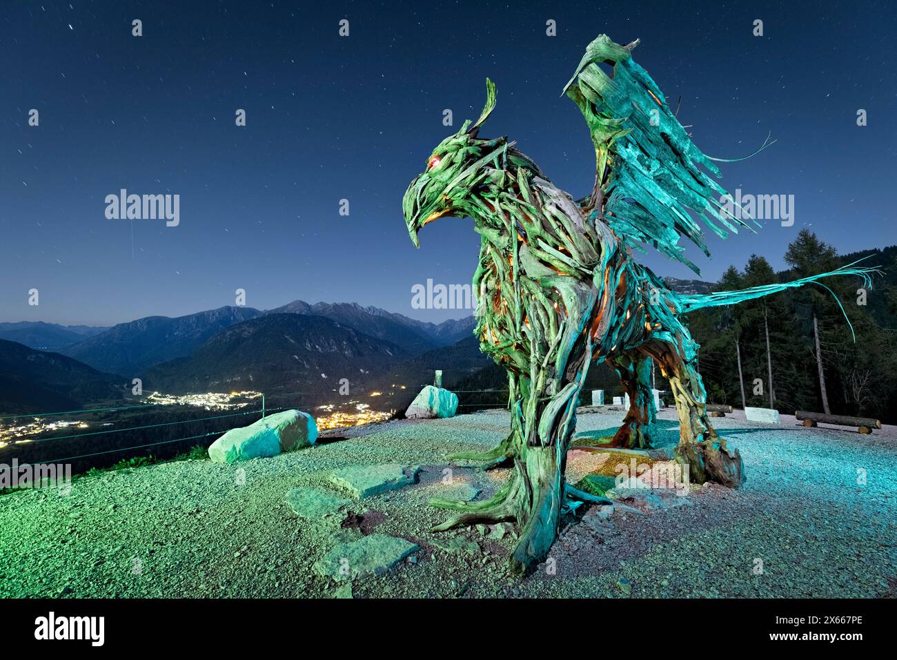 Das Landkunstwerk „Grifone Vaia“ des Bildhauers Marco Martalar in einer Mondnacht. Celado, Castello Tesino, Trentino, Italien. Stockfoto