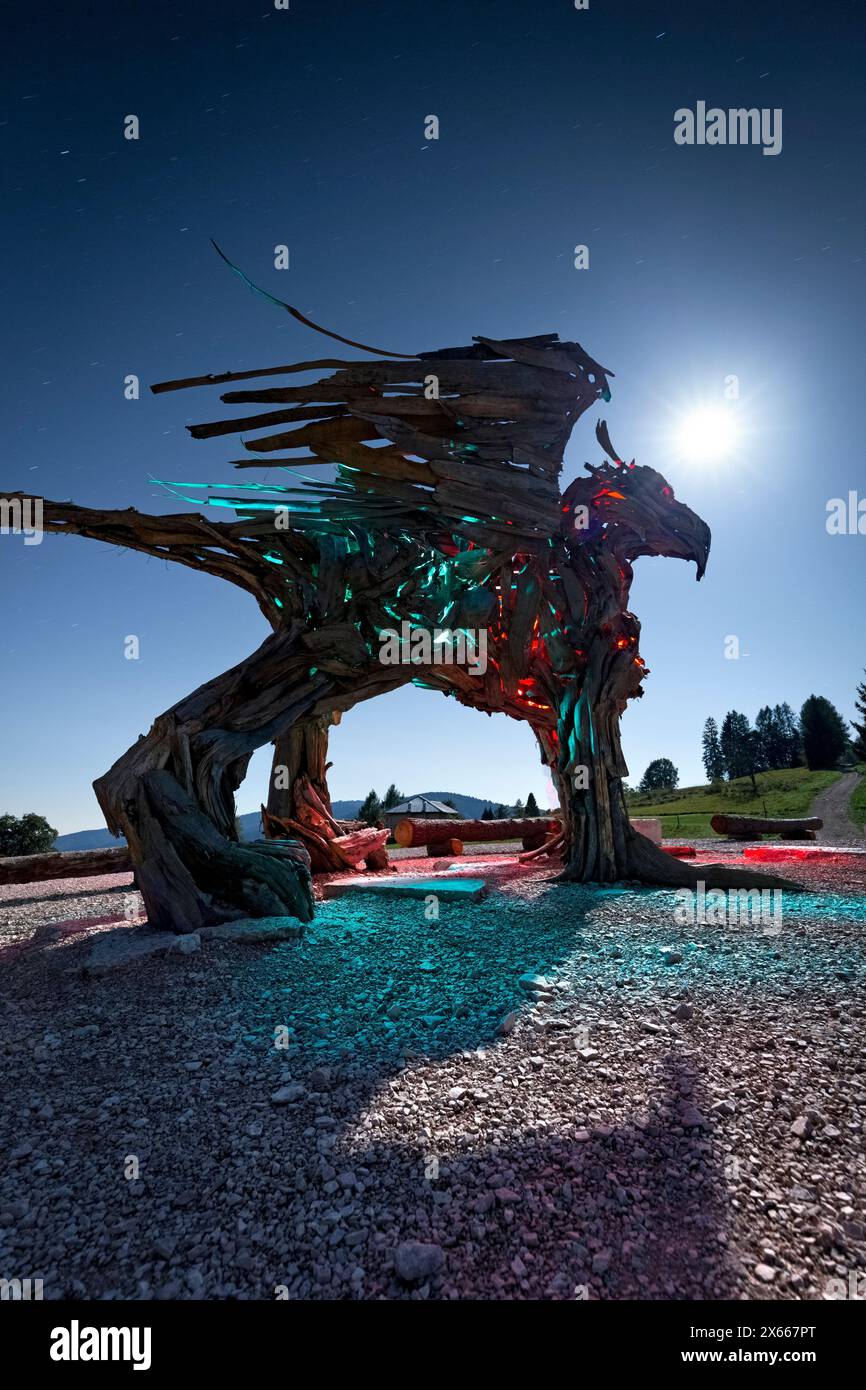 Das Landkunstwerk „Grifone Vaia“ des Bildhauers Marco Martalar in einer Mondnacht. Celado, Castello Tesino, Trentino, Italien. Stockfoto