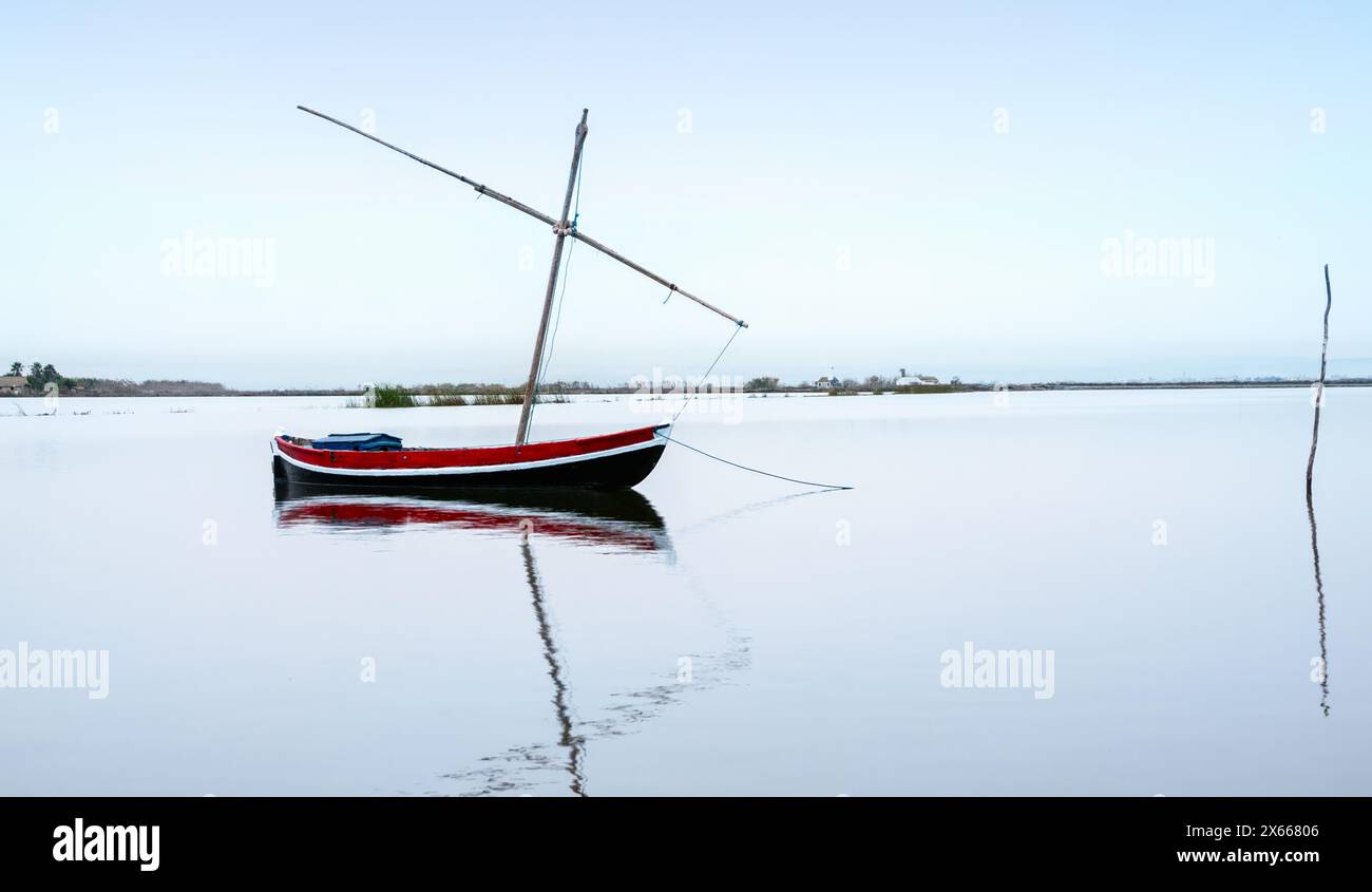 Der Naturpark Albufera ist ein Naturschutzgebiet in der Nähe von Valencia. Es besteht aus einer flachen Küstenlagune, die von 223 km2 Reisfeldern umgeben ist. Stockfoto