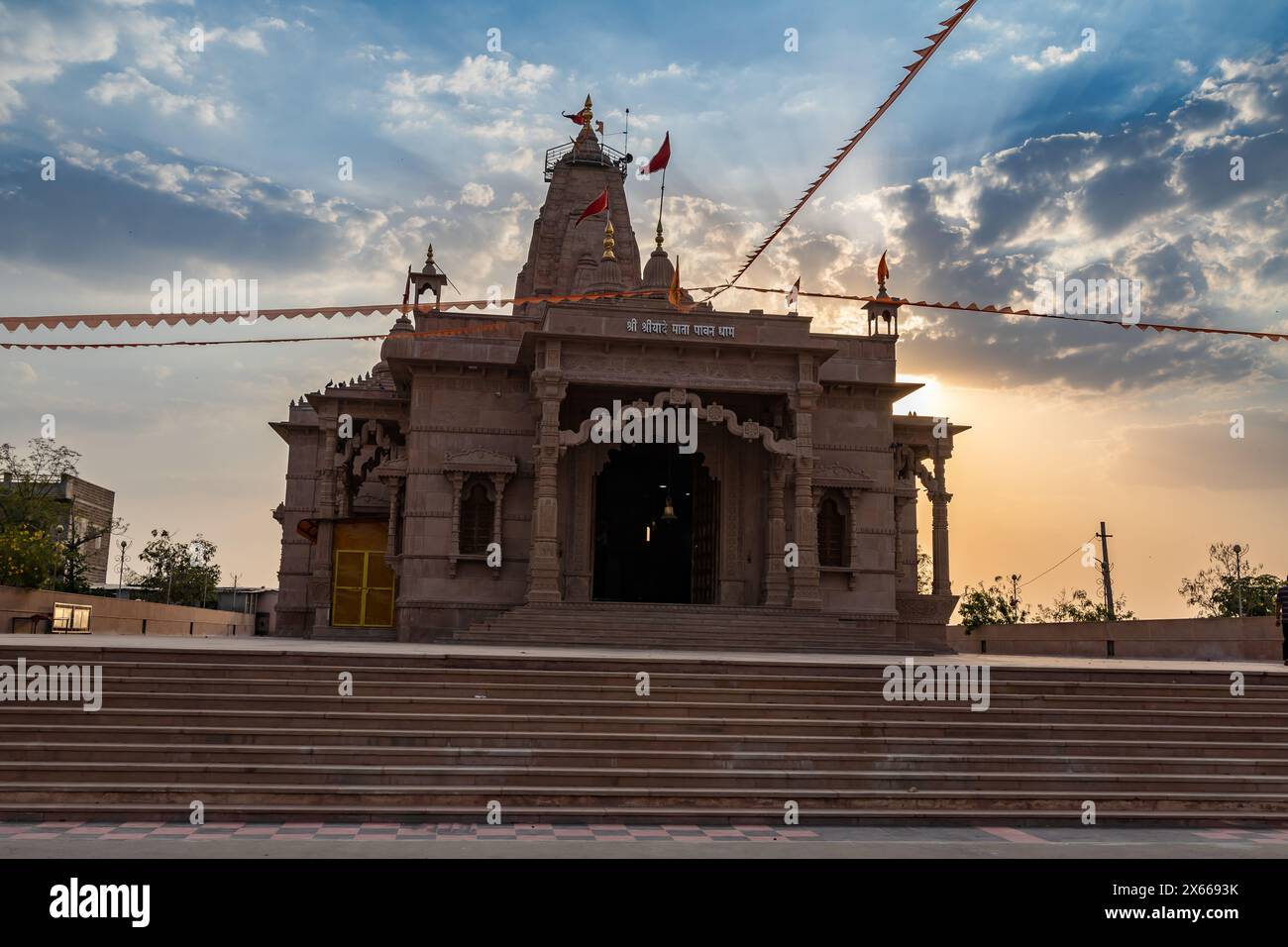 Künstlerischer hindu-Tempel mit dramatischem Sonnenuntergang am Abend aus einzigartiger Perspektive wird im Shri Yade Mata Pawan Dham Tempel jodhpur rajasthan aufgenommen Stockfoto