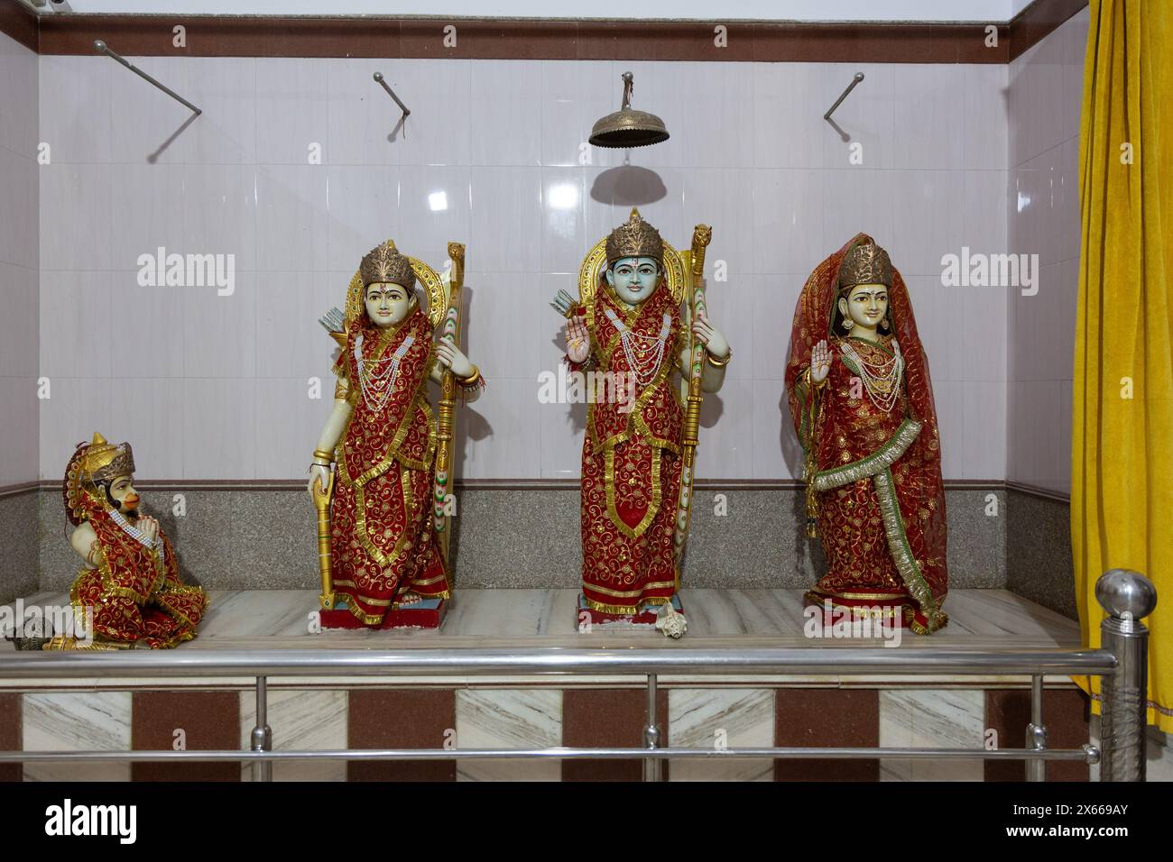 Idole des hinduistischen Gottes rammen sita und lakshman im Tempel aus einzigartiger Perspektive Stockfoto