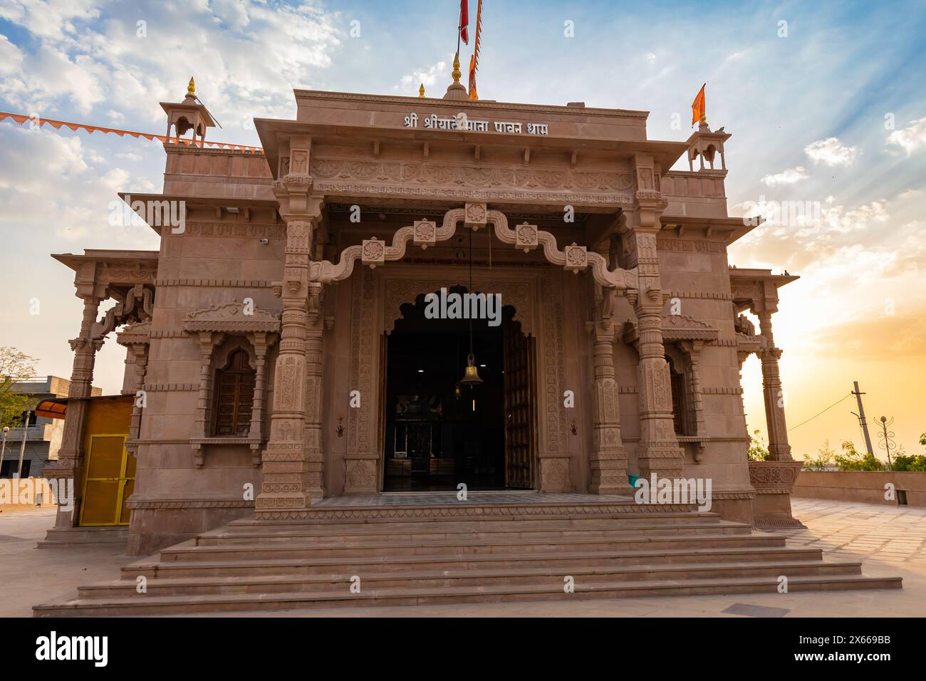 Künstlerischer hindu-Tempel mit dramatischem Sonnenuntergang am Abend aus einzigartiger Perspektive wird im Shri Yade Mata Pawan Dham Tempel jodhpur rajasthan aufgenommen Stockfoto