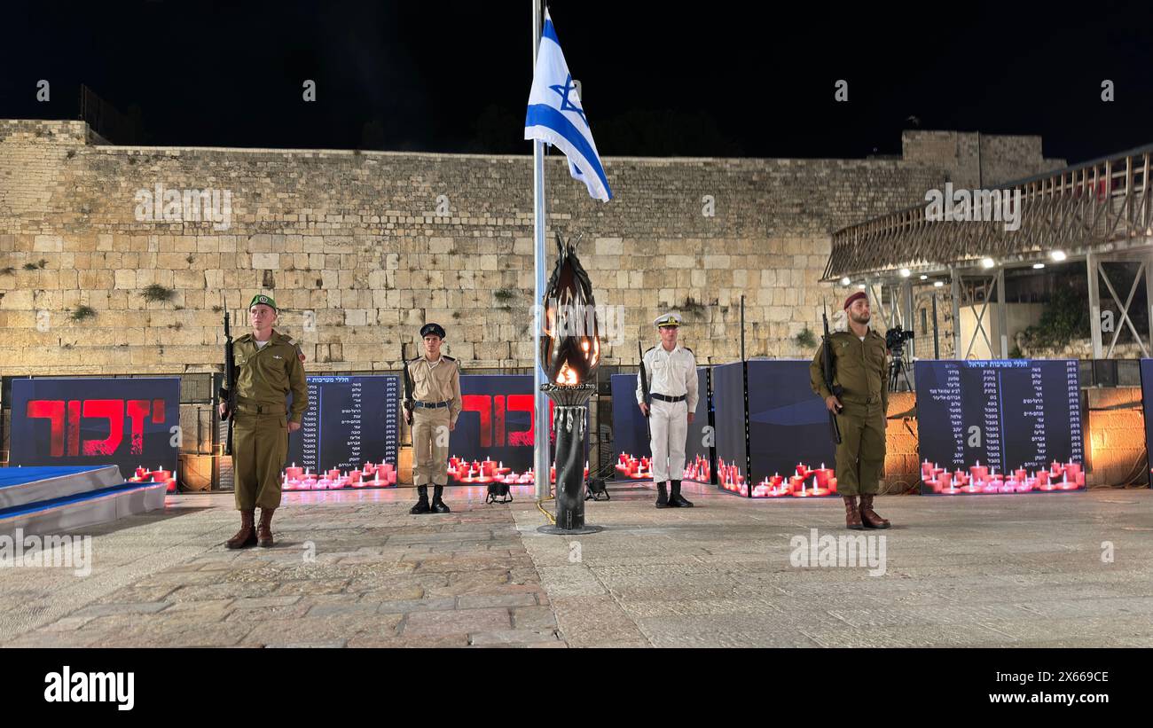 Die Israelis beobachten zwei Minuten des Schweigens, während die Sirenen des Luftangriffs ertönt, um den jährlichen Gedenktag für die gefallenen Soldaten zu feiern, die in der Nation starben Stockfoto