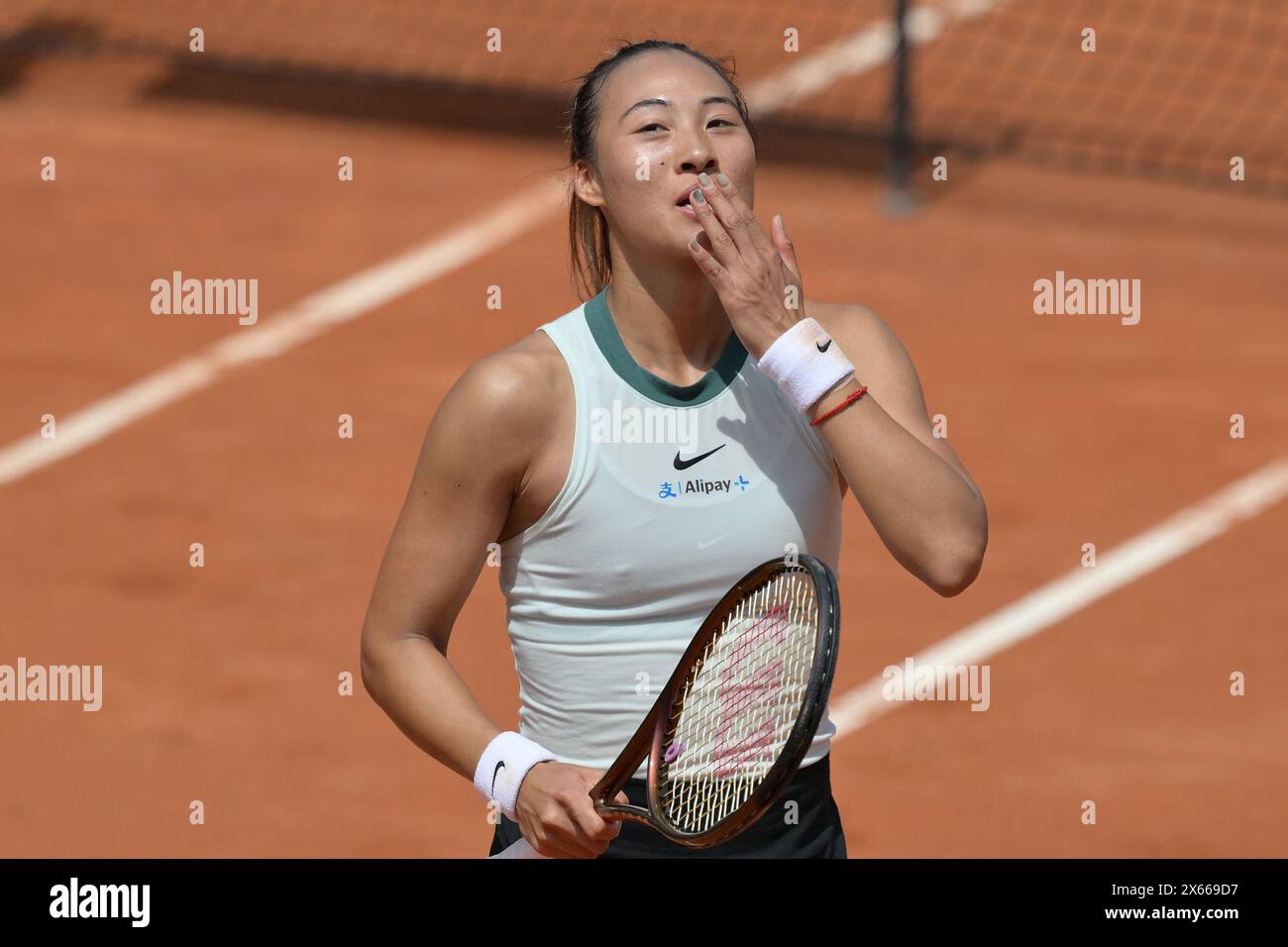 Qinwen Zheng (CHN) während ihres Spiels gegen Naomi Osaka (JPN)) beim Italian Open Tennisturnier in Rom, Montag, 13. Mai 2024. (Alfredo Falcone/LaPresse) Stockfoto