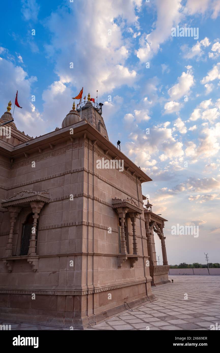 Künstlerischer hindu-Tempel mit dramatischem Sonnenuntergang am Abend aus einzigartiger Perspektive wird im Shri Yade Mata Pawan Dham Tempel jodhpur rajasthan aufgenommen Stockfoto