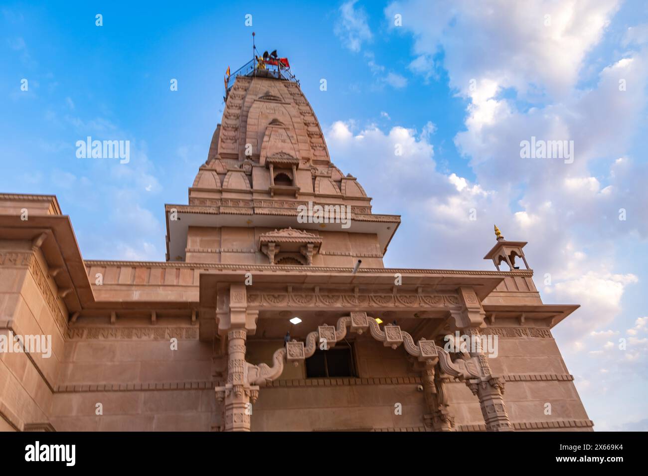 Künstlerischer hindu-Tempel mit dramatischem Sonnenuntergang am Abend aus einzigartiger Perspektive wird im Shri Yade Mata Pawan Dham Tempel jodhpur rajasthan aufgenommen Stockfoto