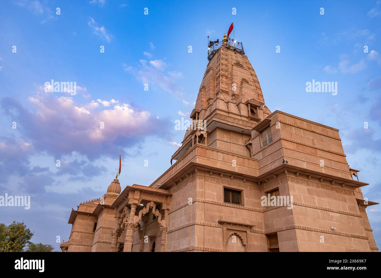 Künstlerischer hindu-Tempel mit dramatischem Sonnenuntergang am Abend aus einzigartiger Perspektive wird im Shri Yade Mata Pawan Dham Tempel jodhpur rajasthan aufgenommen Stockfoto