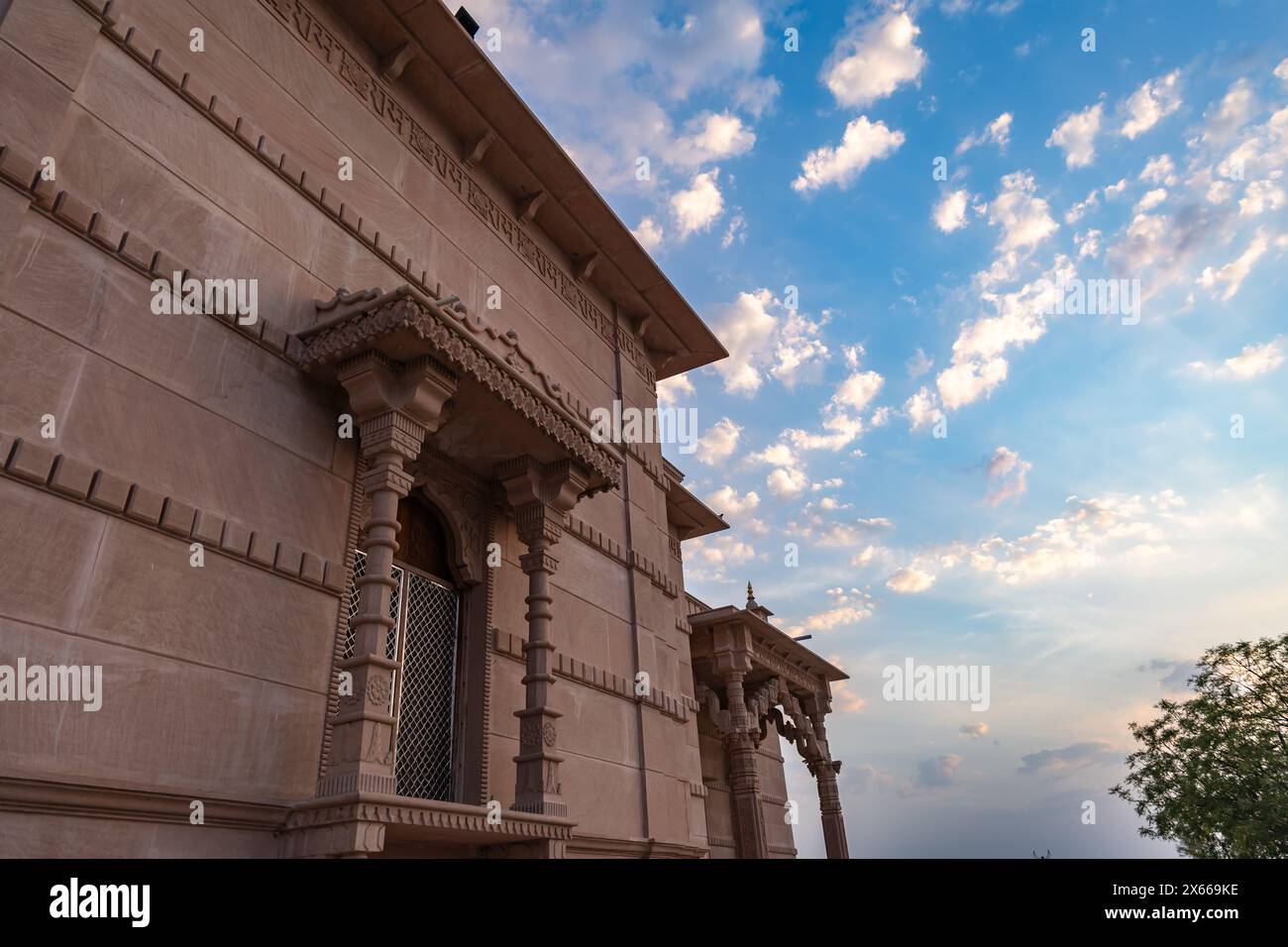 Künstlerischer hindu-Tempel mit dramatischem Sonnenuntergang am Abend aus einzigartiger Perspektive wird im Shri Yade Mata Pawan Dham Tempel jodhpur rajasthan aufgenommen Stockfoto
