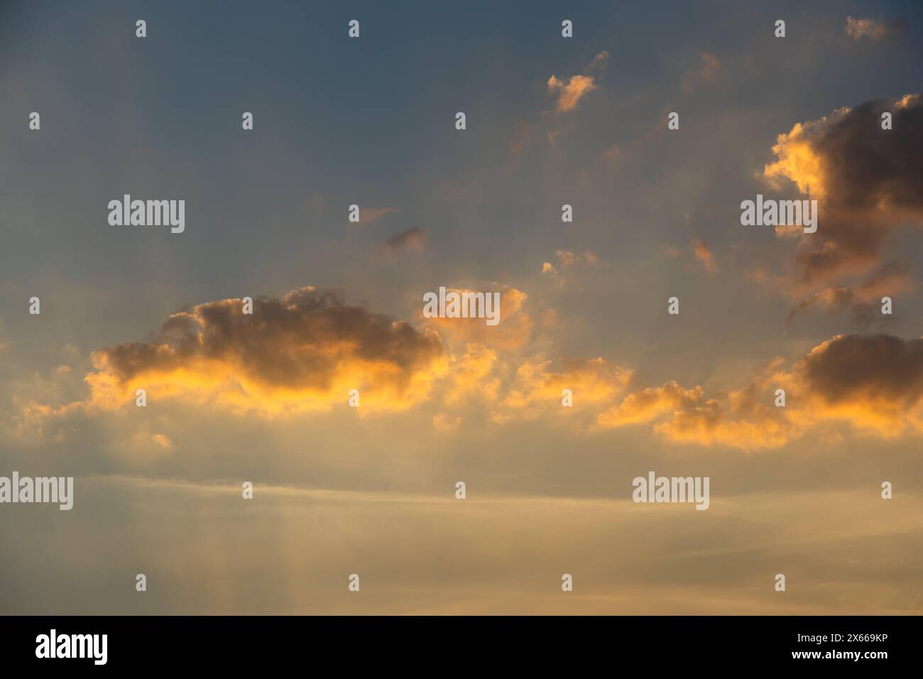 Dramatischer orangefarbener Sonnenuntergang mit weißer Wolke in der Abenddämmerung Stockfoto