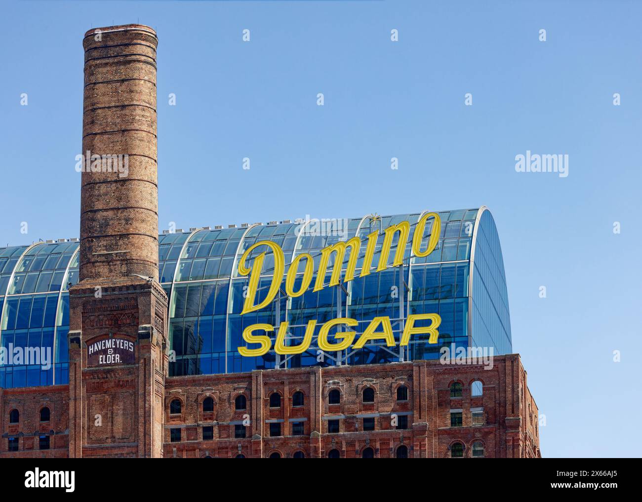 Die Raffinerie in Domino ist ein rein elektrisches Bürogebäude, das innerhalb der Hülle der Domino Sugar Factory in Williamsburg, Brooklyn, errichtet wurde. Stockfoto