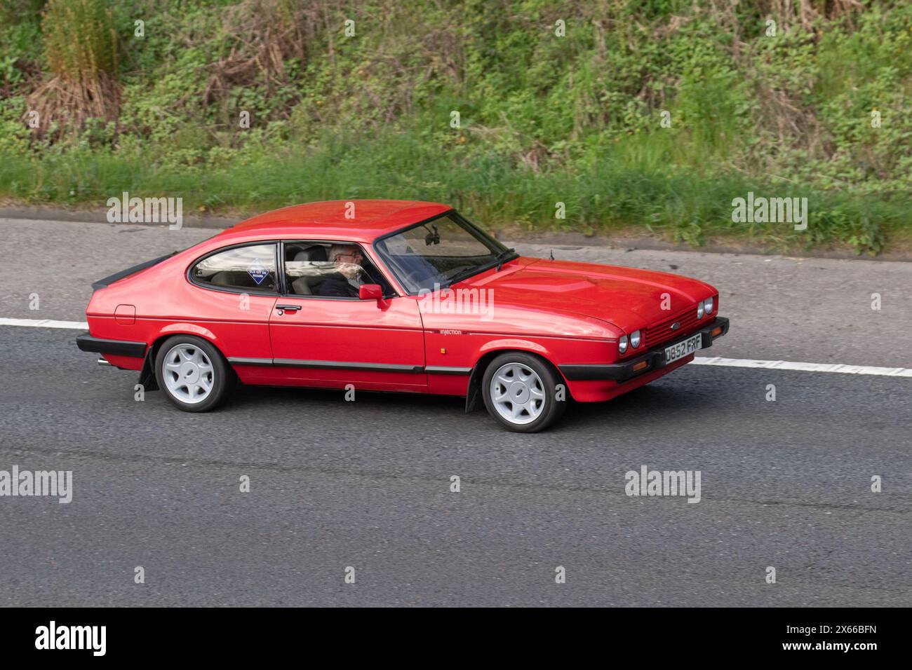 1986 80er Jahre Red British Ford Capri Injection Car auf der Autobahn M61, Großbritannien Stockfoto